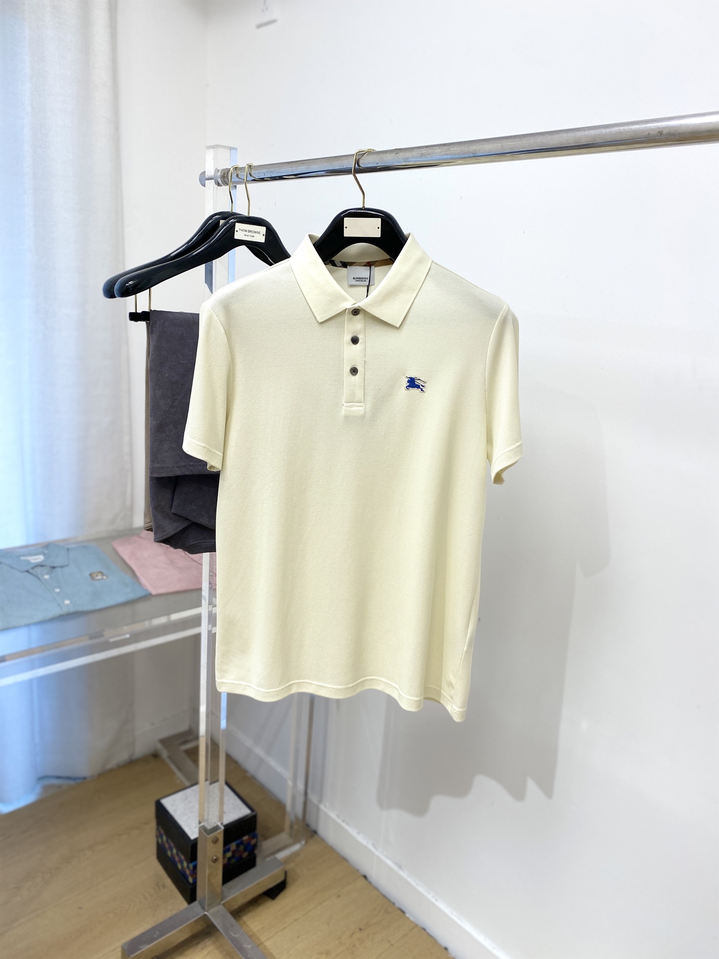 NO:461006,Burberry, 2025 new short-sleeved T-shirt, handsome and fashionable, exquisite embroidered pattern logo on the chest, simple and versatile style. Fabric cotton is not only crisp, maintains a fashionable silhouette, but also comfortable to wear, and the yarn is more delicate, the number M-3XL, burberry, T-shirt, tees, t-shirt, alexander wang19860909巴宝莉、2025新品短袖T恤,帅气时尚,胸前精致刺绣图案logo,简约百搭款.面料棉 不仅挺括,保持潮流的廓形,又穿着舒适,纱织更细腻,码数M-3XL,,burberry,T-shirt,tees，t-shirt,alexander wang,Men's clothing