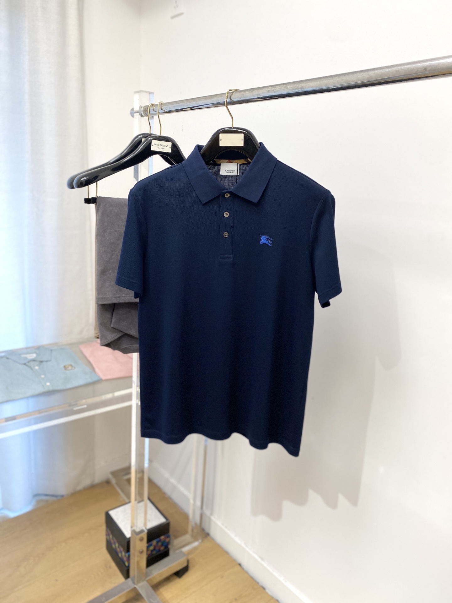 NO:489706,Burberry, 2025 new short-sleeved T-shirt, handsome and fashionable, exquisite embroidered pattern logo on the chest, simple and versatile style. Fabric cotton is not only crisp, maintains a fashionable silhouette, but also comfortable to wear, and the yarn is more delicate, the number M-3XL, burberry, T-shirt, tees, t-shirt, alexander wang19860909巴宝莉、2025新品短袖T恤,帅气时尚,胸前精致刺绣图案logo,简约百搭款.面料棉 不仅挺括,保持潮流的廓形,又穿着舒适,纱织更细腻,码数M-3XL,,burberry,T-shirt,tees，t-shirt,alexander wang,Men's clothing