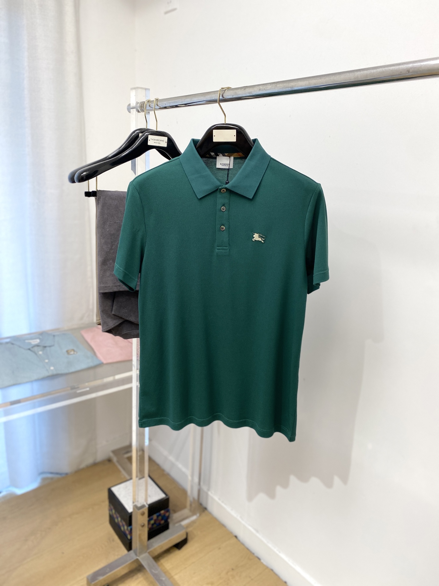 NO:461018,Burberry, 2025 new short-sleeved T-shirt, handsome and fashionable, exquisite embroidered pattern logo on the chest, simple and versatile style. Fabric cotton is not only crisp, maintains a fashionable silhouette, but also comfortable to wear, and the yarn is more delicate, the number M-3XL, burberry, T-shirt, tees, t-shirt, alexander wang19860909巴宝莉、2025新品短袖T恤,帅气时尚,胸前精致刺绣图案logo,简约百搭款.面料棉 不仅挺括,保持潮流的廓形,又穿着舒适,纱织更细腻,码数M-3XL,,burberry,T-shirt,tees，t-shirt,alexander wang,Men's clothing