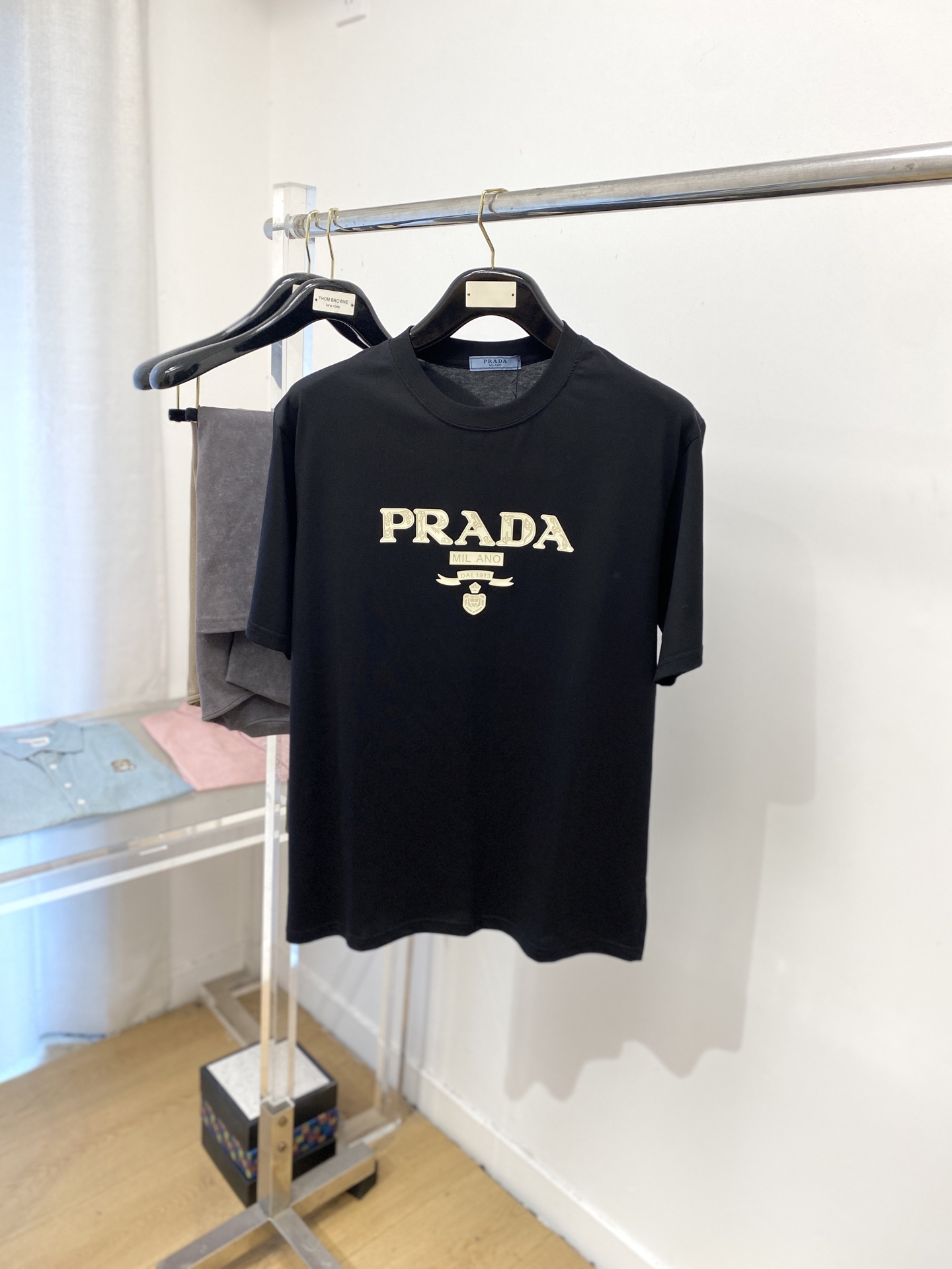 NO:458727,Prada, 2025 new short-sleeved T-shirt, handsome and fashionable, top-grade printed letter pattern logo on the chest, simple and versatile style. The fabric cotton is not only crisp, maintains the trendy silhouette, but also comfortable to wear, and the yarn is more delicate, S-XXL, prada, T-shirt, tees, t-shirt, alexander wang19860909普拉达、2025新品短袖T恤,帅气时尚,胸前顶级印胶字母图案logo,简约百搭款.面料棉 不仅挺括,保持潮流的廓形,又穿着舒适,纱织更细腻,码数S-XXL,,prada,T-shirt,tees，t-shirt,alexander wang,Men's clothing