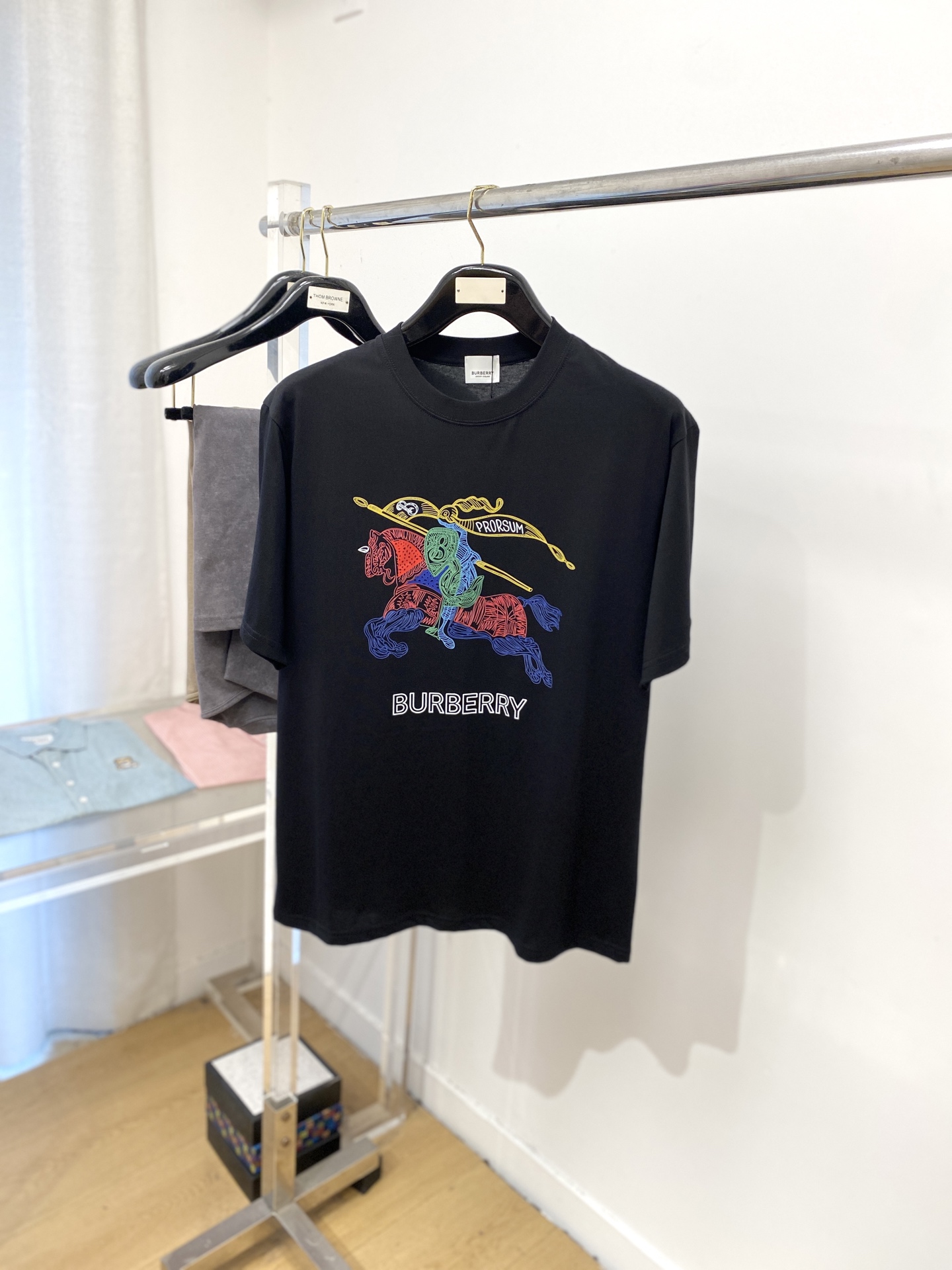 NO:458725,Burberry, 2025 new short-sleeved T-shirt, handsome and fashionable, top-grade printed letter pattern logo on the chest, simple and versatile style. Fabric cotton is not only crisp, maintains a fashionable silhouette, but also comfortable to wear, and the yarn is more delicate, S-XXL, burberry, T-shirt, tees, t-shirt, alexander wang19860909巴宝莉、2025新品短袖T恤,帅气时尚,胸前顶级印胶字母图案logo,简约百搭款.面料棉 不仅挺括,保持潮流的廓形,又穿着舒适,纱织更细腻,码数S-XXL,,burberry,T-shirt,tees，t-shirt,alexander wang,Men's clothing