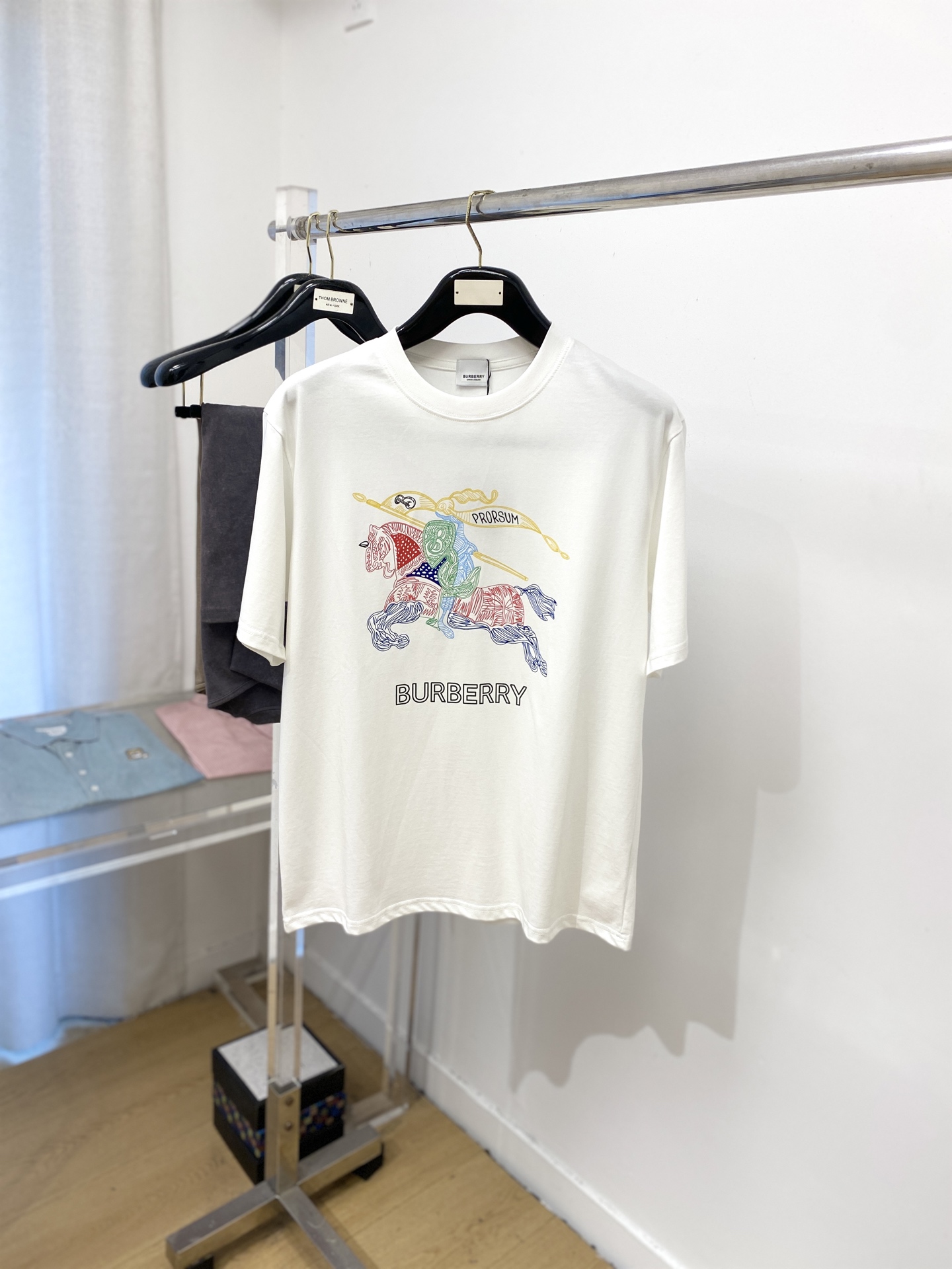 NO:530047,Burberry, new short-sleeved T-shirt, handsome and fashionable, top-grade printed letter pattern logo on the chest, simple and versatile style. Fabric cotton is not only crisp, maintains the trendy silhouette, but also comfortable to wear, and the yarn is more delicate, S-XXL, burberry, T-shirt, tees, t-shirt, alexander wang19860909巴宝莉、新品短袖T恤,帅气时尚,胸前顶级印胶字母图案logo,简约百搭款.面料棉 不仅挺括,保持潮流的廓形,又穿着舒适,纱织更细腻,码数S-XXL,,burberry,T-shirt,tees，t-shirt,alexander wang,Men's clothing