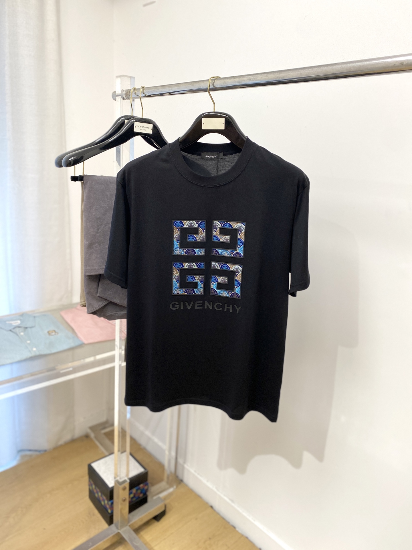 NO:458723,Givenchy, 2025 new short-sleeved T-shirt, handsome and fashionable, top-grade printed letter pattern logo on the chest, simple and versatile style. Fabric cotton is not only crisp, maintains a fashionable silhouette, but also comfortable to wear, and the yarn is more delicate, S-XXL, given, T-shirt, tees, t-shirt, alexander wang19860909纪梵希、2025新品短袖T恤,帅气时尚,胸前顶级印胶字母图案logo,简约百搭款.面料棉 不仅挺括,保持潮流的廓形,又穿着舒适,纱织更细腻,码数S-XXL,,givenchy,T-shirt,tees，t-shirt,alexander wang,Men's clothing