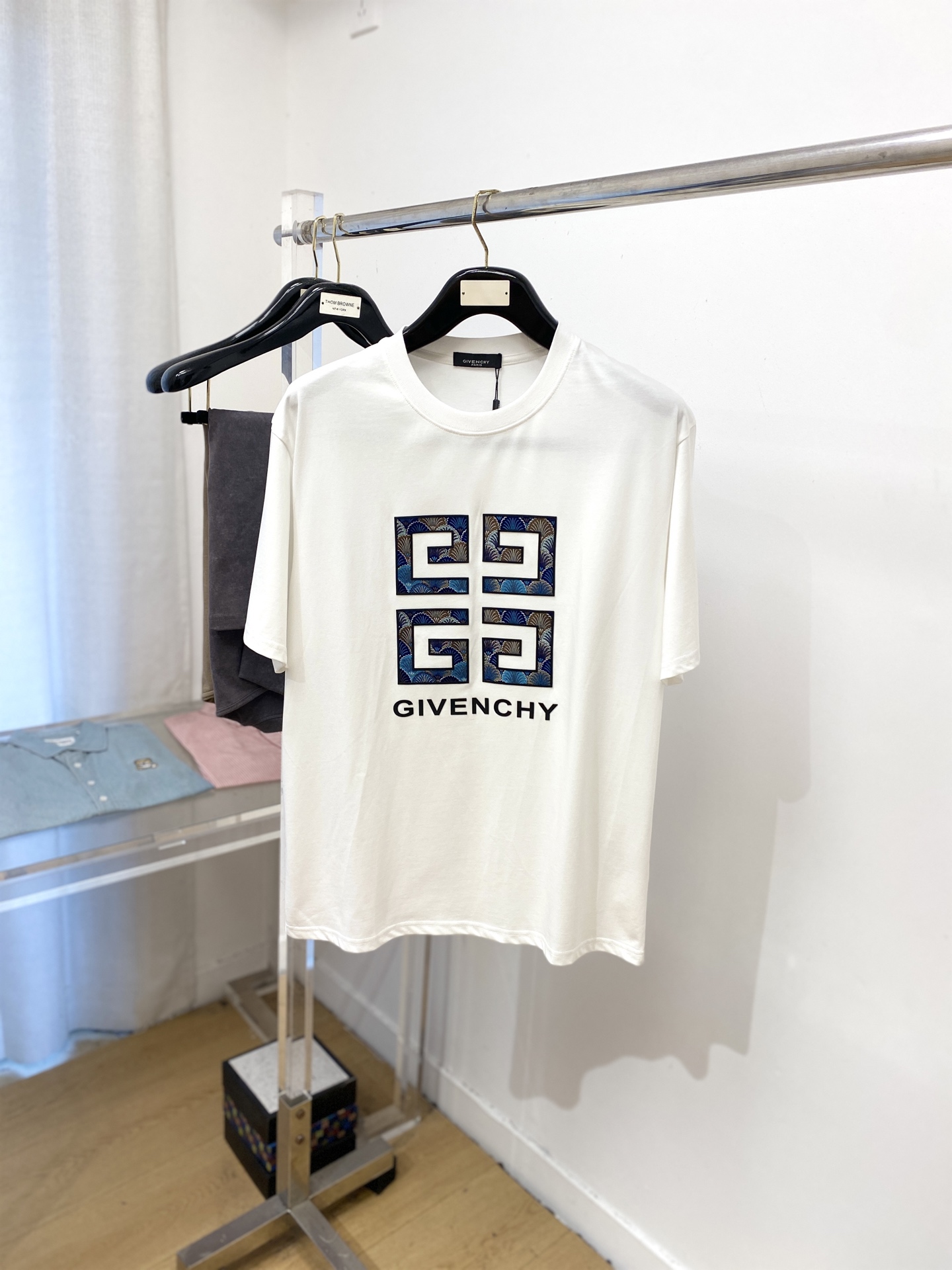 NO:458720,Givenchy, 2025 new short-sleeved T-shirt, handsome and fashionable, top-grade printed letter pattern logo on the chest, simple and versatile style. The fabric cotton is not only crisp, maintains the trendy silhouette, but also comfortable to wear, and the yarn is more delicate, S-XXl, given, T-shirt, tees, t-shirt, alexander wang19860909纪梵希、2025新品短袖T恤,帅气时尚,胸前顶级印胶字母图案logo,简约百搭款.面料棉 不仅挺括,保持潮流的廓形,又穿着舒适,纱织更细腻,码数S-XXl,,givenchy,T-shirt,tees，t-shirt,alexander wang,Men's clothing