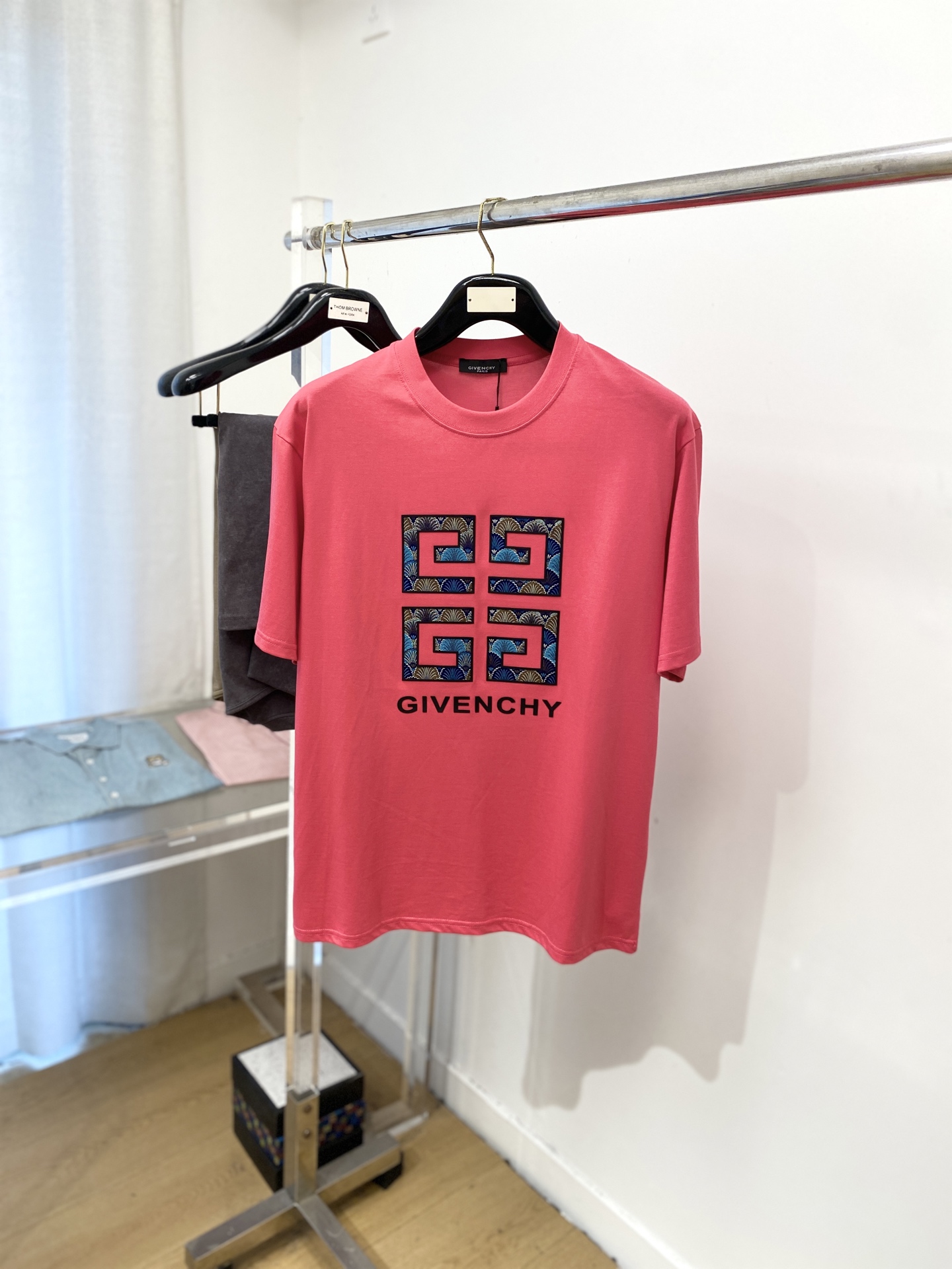 NO:458716,Givenchy, 2025 new short-sleeved T-shirt, handsome and fashionable, top-grade printed letter pattern logo on the chest, simple and versatile style. Fabric cotton is not only crisp, maintains a fashionable silhouette, but also comfortable to wear, and the yarn is more delicate, S-XXL, given, T-shirt, tees, t-shirt, alexander wang19860909纪梵希、2025新品短袖T恤,帅气时尚,胸前顶级印胶字母图案logo,简约百搭款.面料棉 不仅挺括,保持潮流的廓形,又穿着舒适,纱织更细腻,码数S-XXL,,givenchy,T-shirt,tees，t-shirt,alexander wang,Men's clothing