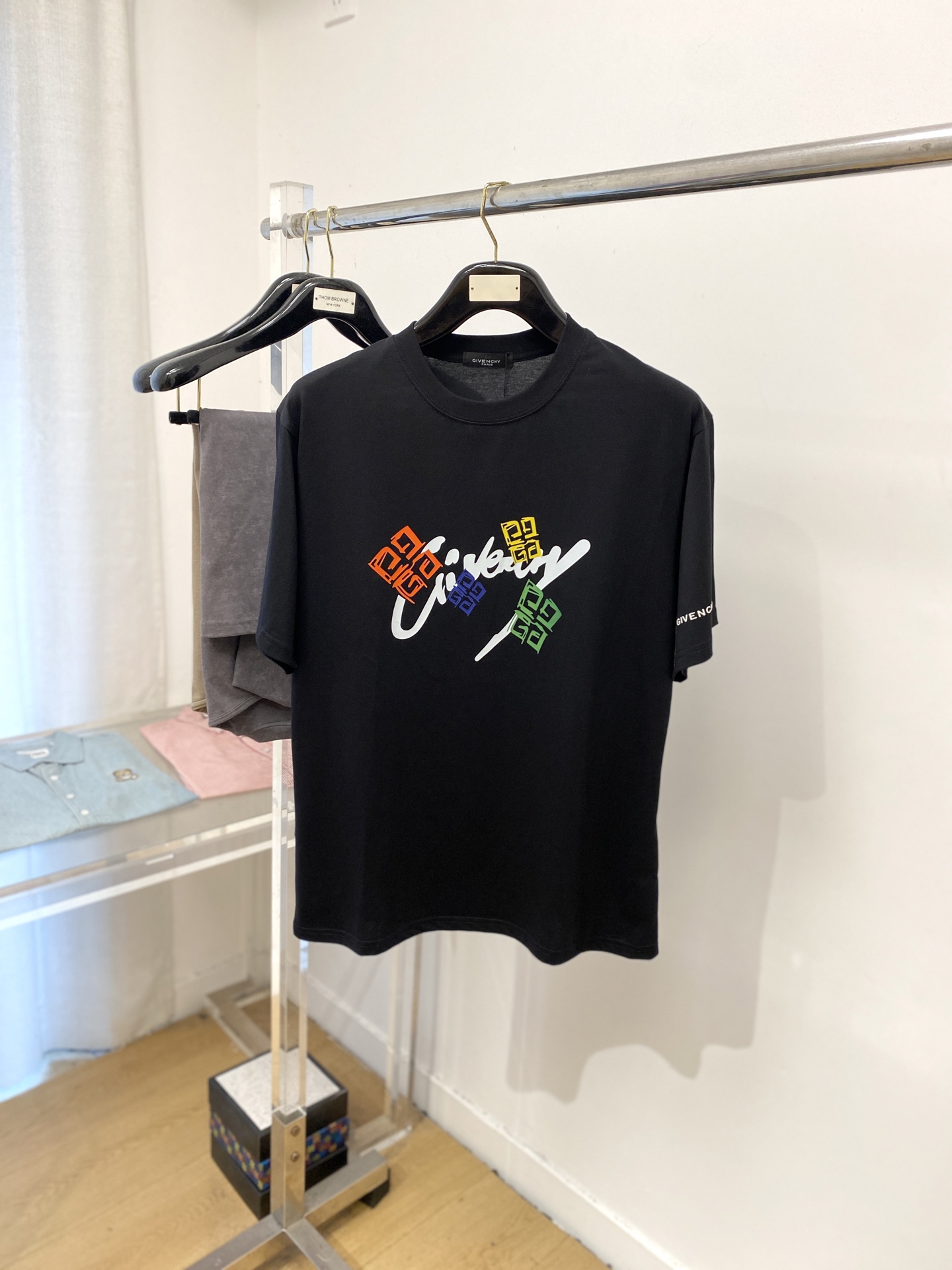 NO:451197,Givenchy, 2025 new short-sleeved T-shirt, handsome and fashionable, top-grade printed letter pattern logo on the chest, simple and versatile style. Fabric cotton is not only crisp, maintains a fashionable silhouette, but also comfortable to wear, and the yarn is more delicate, S-XXL, given, T-shirt, tees, t-shirt, alexander wang19860909纪梵希、2025新品短袖T恤,帅气时尚,胸前顶级印花字母图案logo,简约百搭款.面料棉 不仅挺括,保持潮流的廓形,又穿着舒适,纱织更细腻,码数S-XXL,,givenchy,T-shirt,tees，t-shirt,alexander wang,Men's clothing