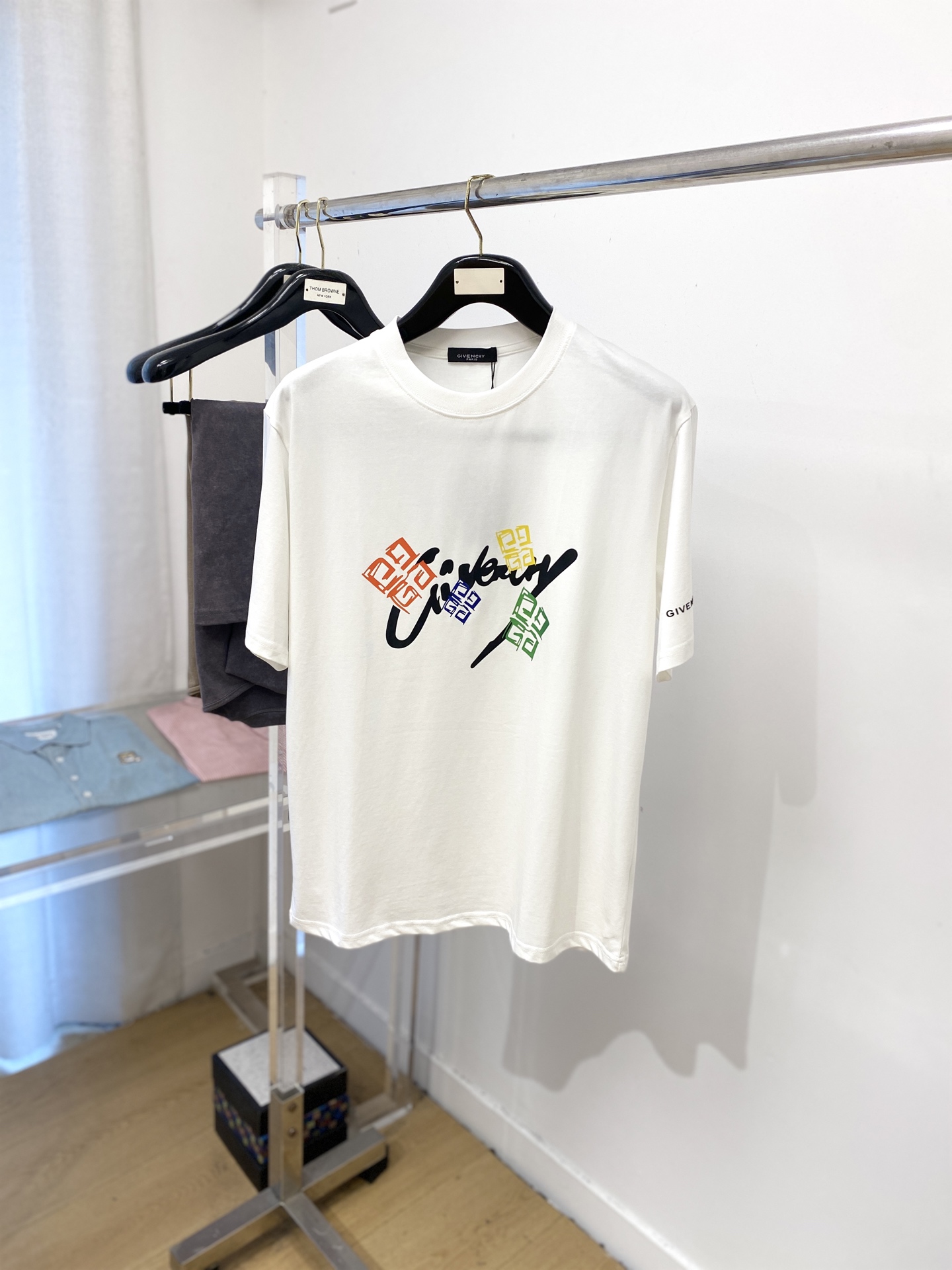 NO:775749,Givenchy, 2026 new short-sleeved T-shirt, handsome and fashionable, top-notch printed letter pattern logo on the chest, simple and versatile. The fabric cotton is not only crisp and maintains the trendy silhouette, but also comfortable to wear, and the yarn is more delicate. Size S-XXL,, givenchy, T-shirt, tees, t-shirt,19860909纪梵希、2026新品短袖T恤,帅气时尚,胸前顶级印花字母图案logo,简约百搭款.面料棉 不仅挺括,保持潮流的廓形,又穿着舒适,纱织更细腻,码数S-XXL,,givenchy,T-shirt,tees，t-shirt,,Men's clothing
