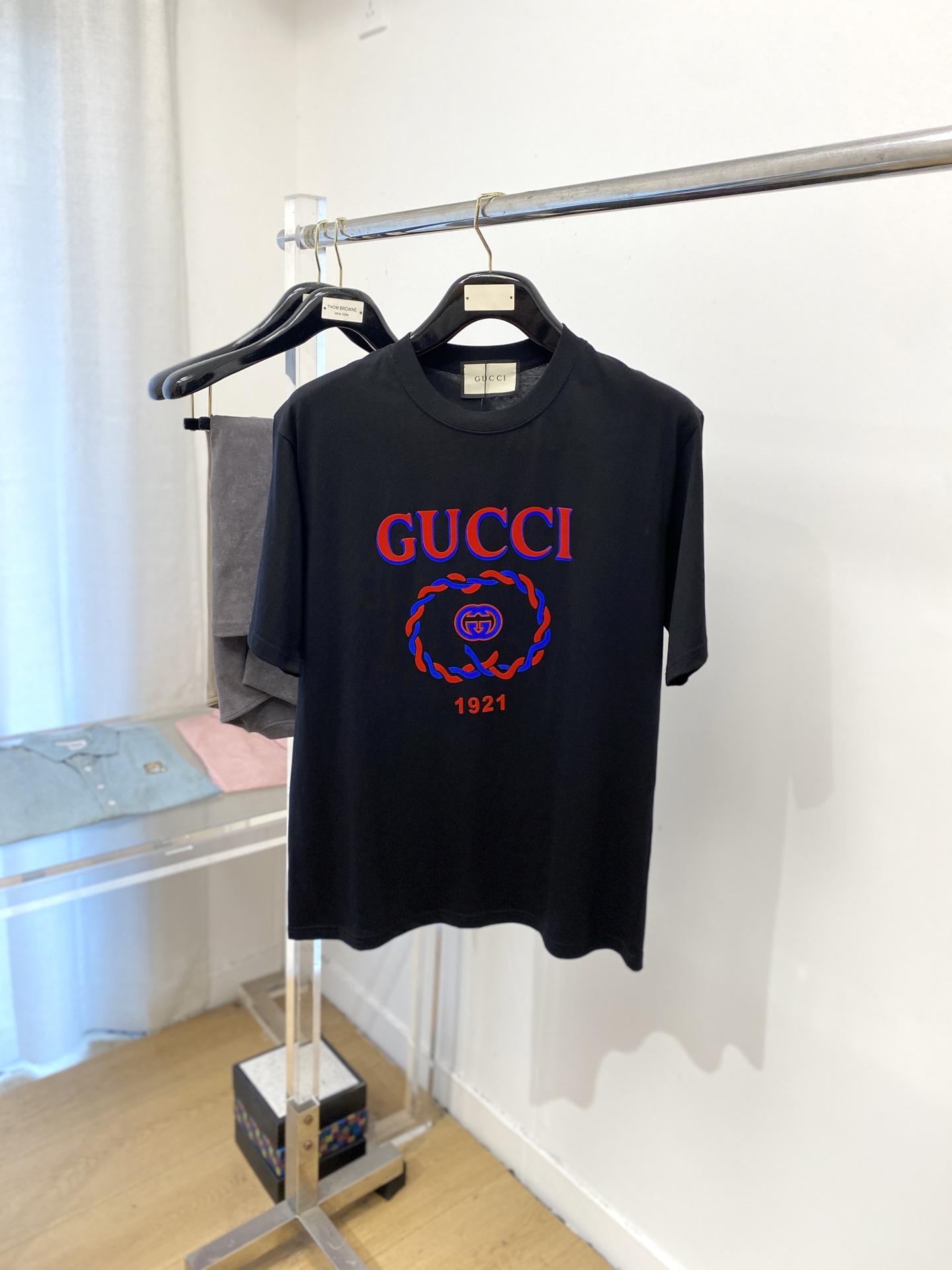 NO:461022,Guqi, 2025 new short-sleeved T-shirt, handsome and fashionable, top-grade printed letter pattern logo on the chest, simple and versatile style. Fabric cotton is not only crisp, maintains a fashionable silhouette, but also comfortable to wear, and the yarn is more delicate, S-XXL, T-shirt,tees, t-shirt,alexander wang19860909古奇、2025新品短袖T恤,帅气时尚,胸前顶级印花字母图案logo,简约百搭款.面料棉 不仅挺括,保持潮流的廓形,又穿着舒适,纱织更细腻,码数S-XXL,,T-shirt,tees，t-shirt,alexander wang,Men's clothing