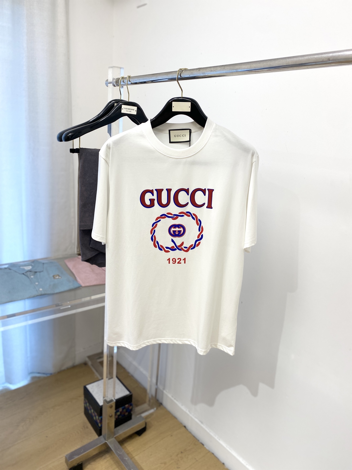NO:451192,Guqi, 2025 new short-sleeved T-shirt, handsome and fashionable, top-grade printed letter pattern logo on the chest, simple and versatile style. Fabric cotton is not only crisp, maintains a fashionable silhouette, but also comfortable to wear, and the yarn is more delicate, S-XXL, T-shirt,tees, t-shirt,alexander wang19860909古奇、2025新品短袖T恤,帅气时尚,胸前顶级印花字母图案logo,简约百搭款.面料棉 不仅挺括,保持潮流的廓形,又穿着舒适,纱织更细腻,码数S-XXL,,T-shirt,tees，t-shirt,alexander wang,Men's clothing