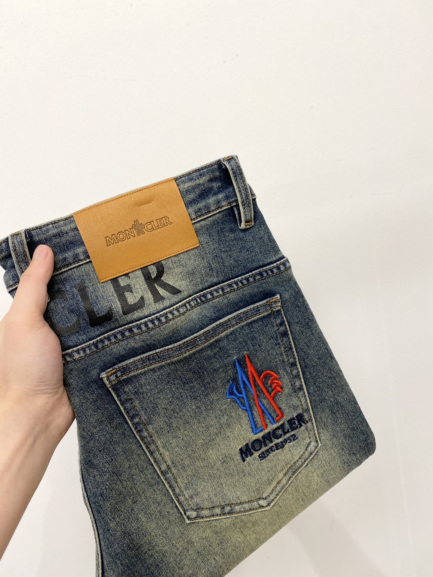 “Monk 2025: Synchronized Sale of Original Water-Washing Jeans with Comfort and Style” - 图片 1