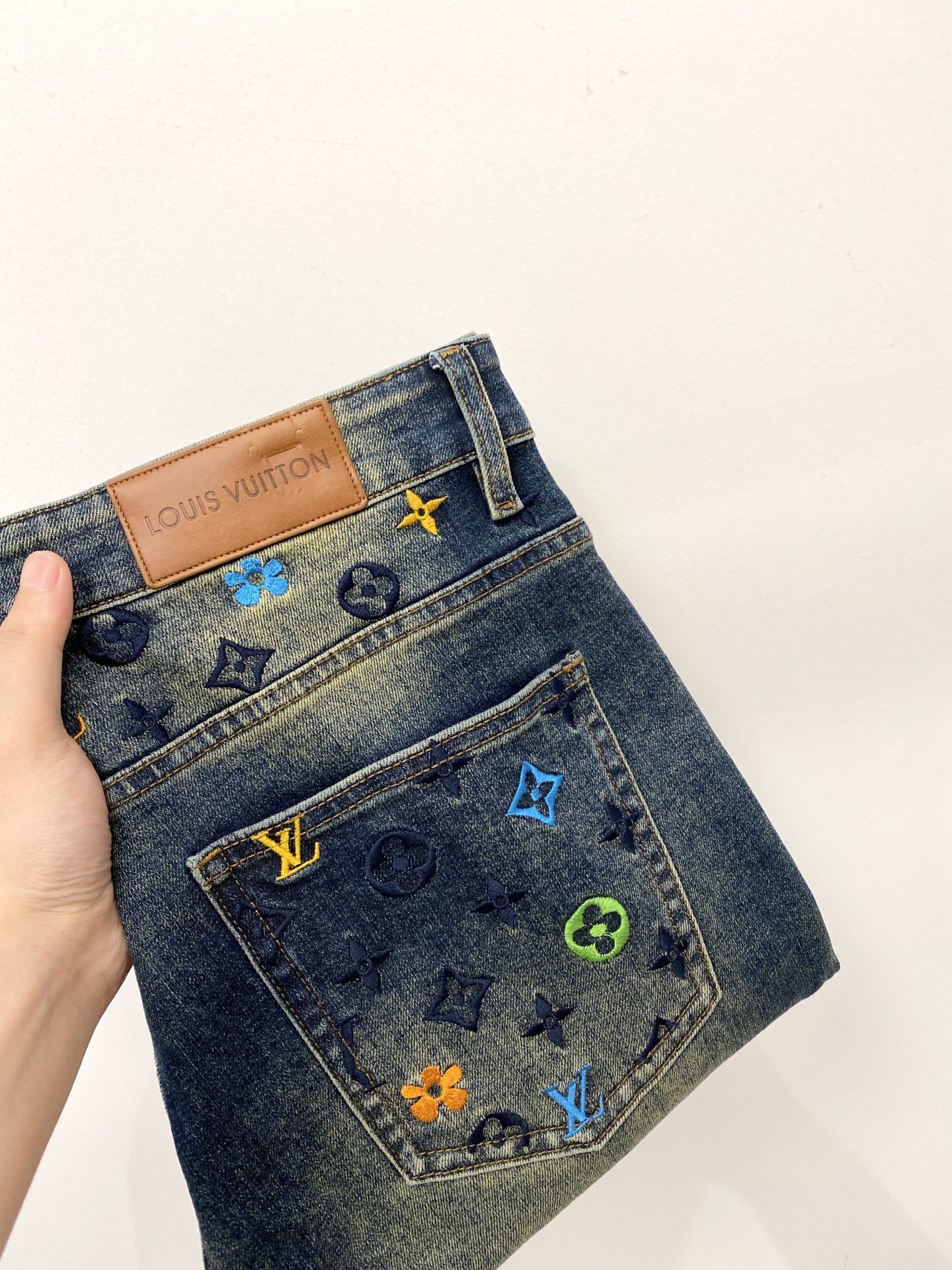 NO:461000,LV, 2025 latest products, special counters are available at the same time, original singles, washable casual jeans, imported original washing elastic fabric, comfortable and elastic, original hardware and auxiliary decorative logo, super positive style, extremely high grade, counter quality, fashionable and stylish upper body, 29-38,, louis vuitton, jeans, alexander wang19860909LV、2025最新品,专柜同步有售,原单狠货,水洗休闲牛仔裤,进口原版水洗弹力面料,舒适有弹性,原版五金辅料装饰logo,版型超正,档次极高,专柜品质,上身时尚有型,码数29-38,,louis vuitton,jeans,alexander wang,Men's clothing