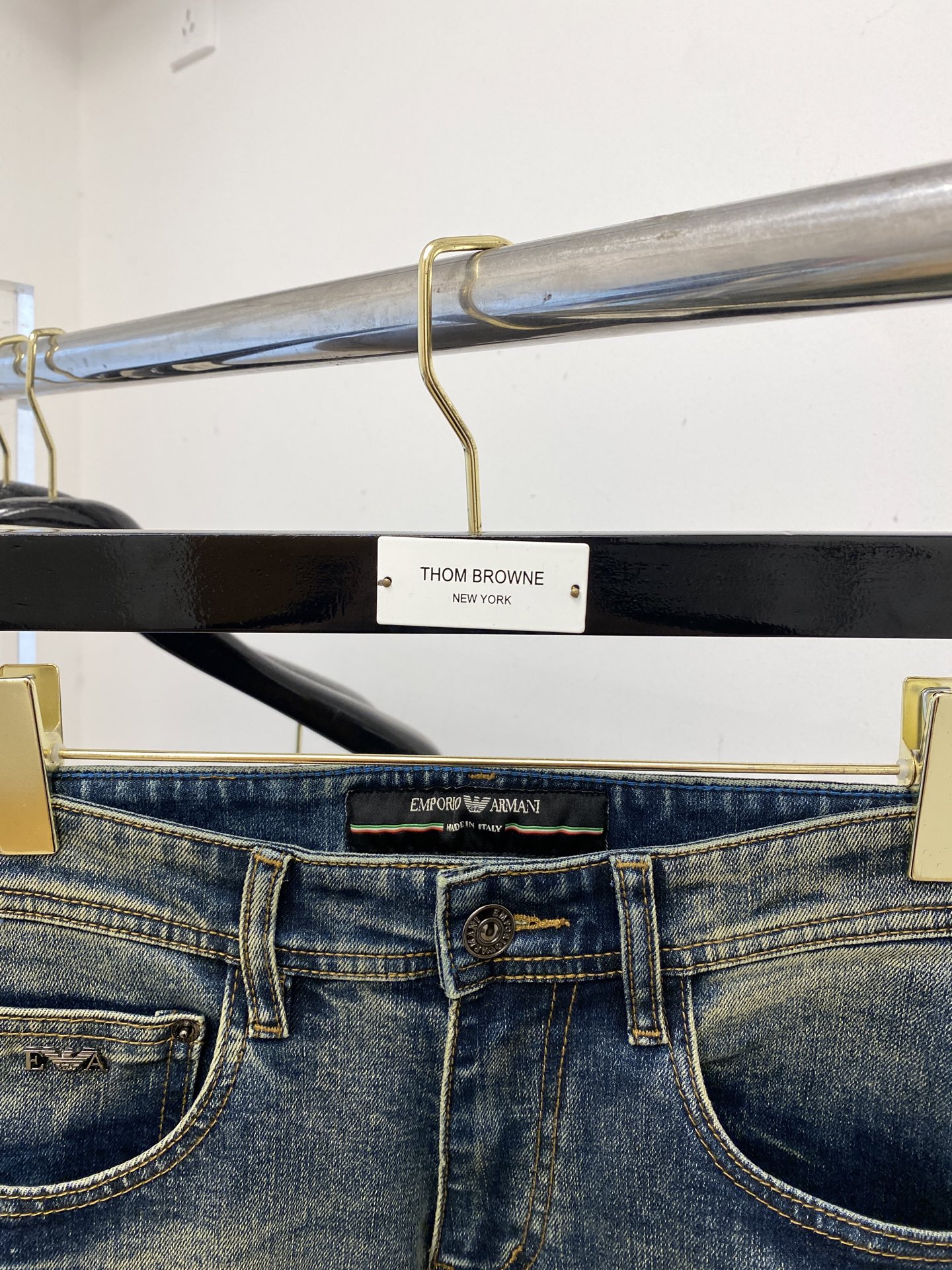 Amani 2025 Latest Products: Synchronized Cabinets, Water-Washing Jeans, Top Quality and Style - 图片 3
