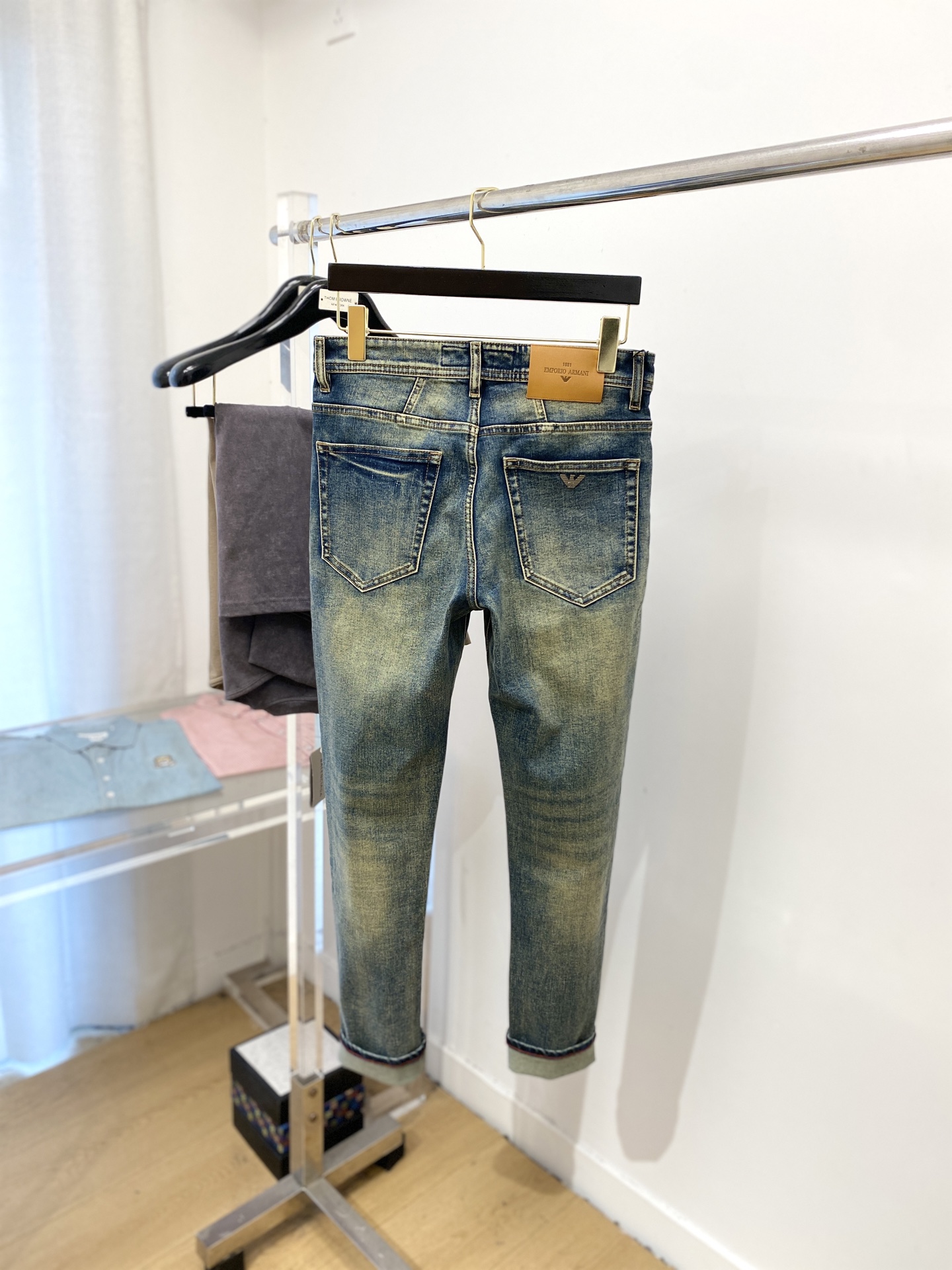 Amani 2025 Latest Products: Synchronized Cabinets, Water-Washing Jeans, Top Quality and Style - 图片 9
