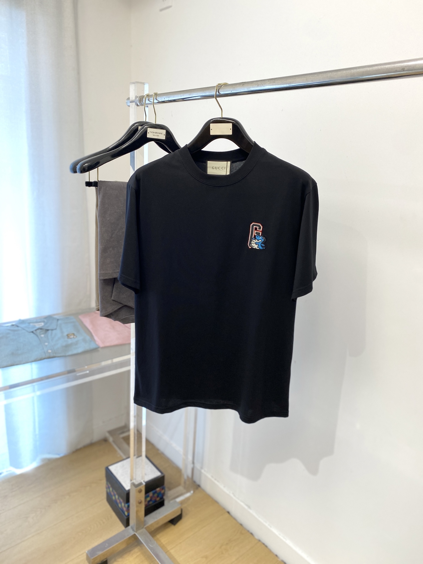 NO:775736,Gucci, 2026 new short-sleeved T-shirt, handsome and fashionable, exquisite embroidered letter pattern logo on the chest, simple and versatile. The fabric cotton is not only crisp and maintains the trendy silhouette, but also comfortable to wear, and the yarn is more delicate. The size is S-XXL,, T-shirt, tees, t-shirt,19860909古奇、2026新品短袖T恤,帅气时尚,胸前精致刺绣字母图案logo,简约百搭款.面料棉 不仅挺括,保持潮流的廓形,又穿着舒适,纱织更细腻,码数S-XXL,,T-shirt,tees，t-shirt,,Men's clothing