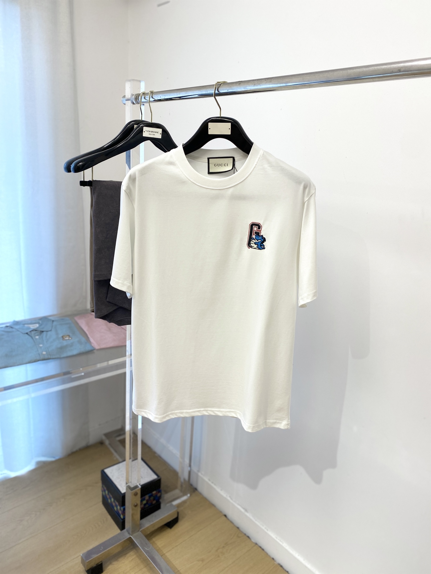 NO:458729,Guqi, 2025 new short-sleeved T-shirt, handsome and fashionable, exquisite embroidered letter pattern logo on the chest, simple and versatile style. The fabric cotton is not only crisp, maintains the trendy silhouette, but also comfortable to wear, and the yarn is more delicate, S-XXL, T-shirt,tees, t-shirt,alexander wang19860909古奇、2025新品短袖T恤,帅气时尚,胸前精致刺绣字母图案logo,简约百搭款.面料棉 不仅挺括,保持潮流的廓形,又穿着舒适,纱织更细腻,码数S-XXL,,T-shirt,tees，t-shirt,alexander wang,Men's clothing