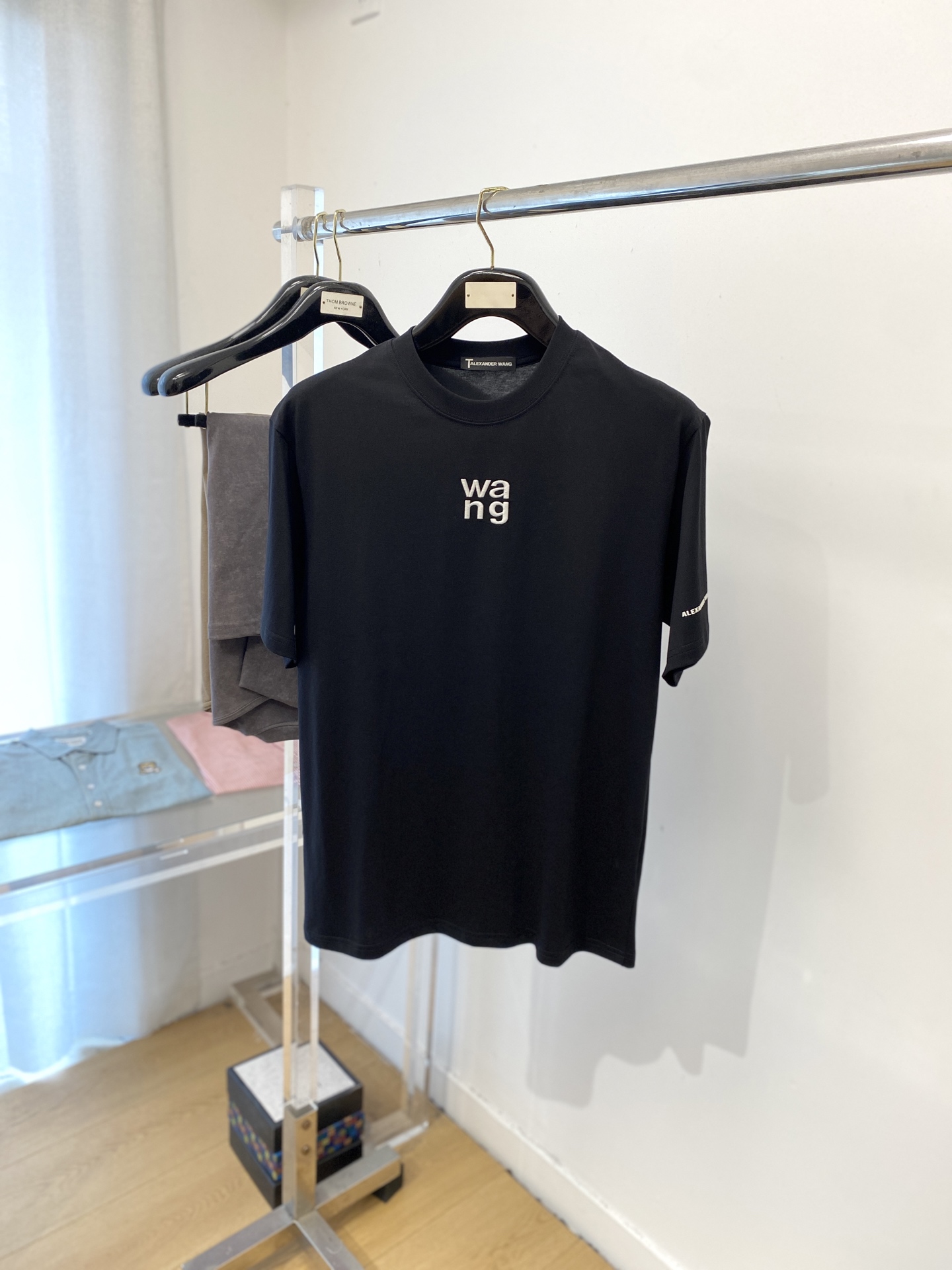 NO:775732,alexarderwang, 2026 new short-sleeved T-shirt, handsome and fashionable, exquisite embroidered letter logo on the chest, simple and versatile. The fabric cotton is not only crisp and maintains the trendy silhouette, but also comfortable to wear, the yarn is more delicate, the size is S-XXL,, T-shirt, tees, t-shirt,19860909alexarderwang、2026新品短袖T恤,帅气时尚,胸口精致刺绣字母logo,简约百搭款.面料棉 不仅挺括,保持潮流的廓形,又穿着舒适,纱织更细腻,码数S-XXL,,T-shirt,tees，t-shirt,,Men's clothing