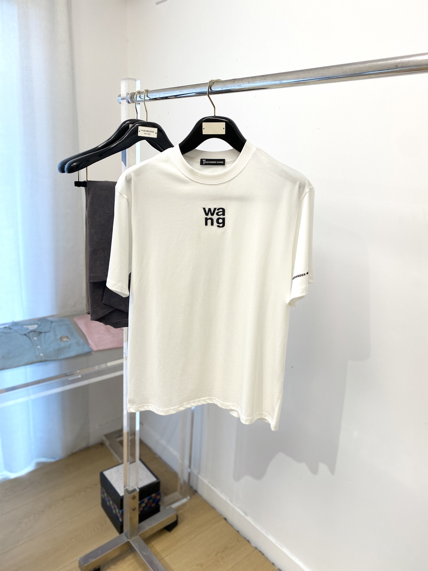 NO:458731,alexarderwang, 2025 new short-sleeved T-shirt, handsome and fashionable, exquisite embroidered letter logo on the chest, simple and versatile style. Fabric cotton is not only crisp, maintains a fashionable silhouette, but also comfortable to wear, and the yarn is more delicate, S-XXL, T-shirt,tees, t-shirt,alexander wang19860909alexarderwang、2025新品短袖T恤,帅气时尚,胸口精致刺绣字母logo,简约百搭款.面料棉 不仅挺括,保持潮流的廓形,又穿着舒适,纱织更细腻,码数S-XXL,,T-shirt,tees，t-shirt,alexander wang,Men's clothing