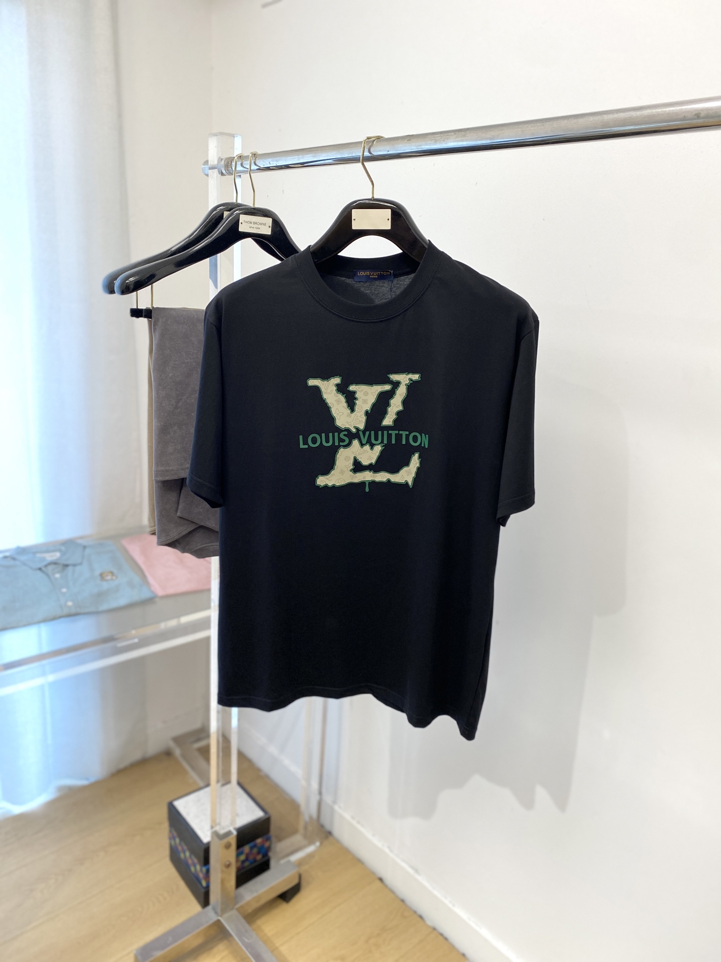 NO:775728,Louis Vuitton, 2026 new short-sleeved T-shirt, handsome and fashionable, top-notch printed letter logo on the chest, simple and versatile. The fabric cotton is not only crisp and maintains the trendy silhouette, but also comfortable to wear, and the yarn is more delicate. Size S-XXL,, louis vuitton, T-shirt, tees, t-shirt,19860909路易威登、2026新品短袖T恤,帅气时尚,胸口顶级印胶字母logo,简约百搭款.面料棉 不仅挺括,保持潮流的廓形,又穿着舒适,纱织更细腻,码数S-XXL,,louis vuitton,T-shirt,tees，t-shirt,,Men's clothing