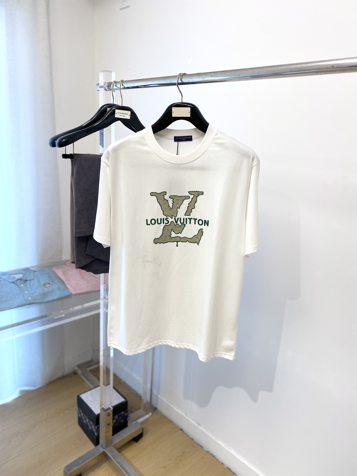 NO:458733,Louis Vuitton, 2025 new short-sleeved T-shirt, handsome and fashionable, top-grade printed letter logo on the chest, simple and versatile style. Fabric cotton is not only crisp, maintains the trendy silhouette, and is also comfortable to wear, and the yarn is more delicate, S-XXL,,louis vuitton, T-shirt,tees, t-shirt,alexander wang19860909路易威登、2025新品短袖T恤,帅气时尚,胸口顶级印胶字母logo,简约百搭款.面料棉 不仅挺括,保持潮流的廓形,又穿着舒适,纱织更细腻,码数S-XXL,,louis vuitton,T-shirt,tees，t-shirt,alexander wang,Men's clothing