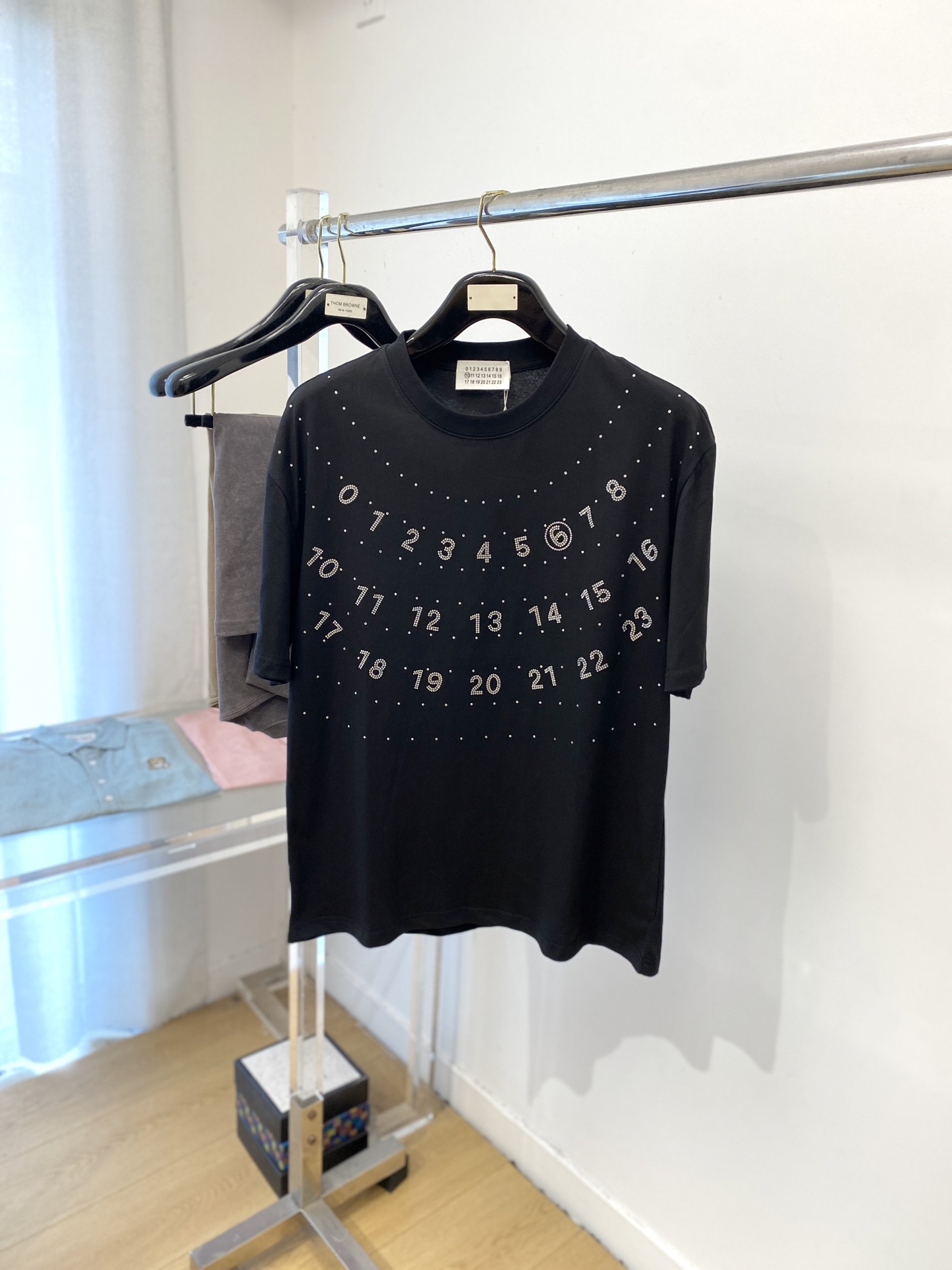 NO:461060,Magila, 2025 new short-sleeved T-shirt, handsome and fashionable, top-quality hot diamond letter logo on the chest, simple and versatile style. Fabric cotton is not only crisp, maintains a fashionable silhouette, but also comfortable to wear, and the yarn is more delicate, the number of codes XS-L,,masion magiela,T-shirt,tees,t-shirt,alexander wang19860909马吉拉、2025新品短袖T恤,帅气时尚,胸口顶级烫钻字母logo,简约百搭款.面料棉 不仅挺括,保持潮流的廓形,又穿着舒适,纱织更细腻,码数XS-L,,masion margiela,T-shirt,tees，t-shirt,alexander wang,Men's clothing