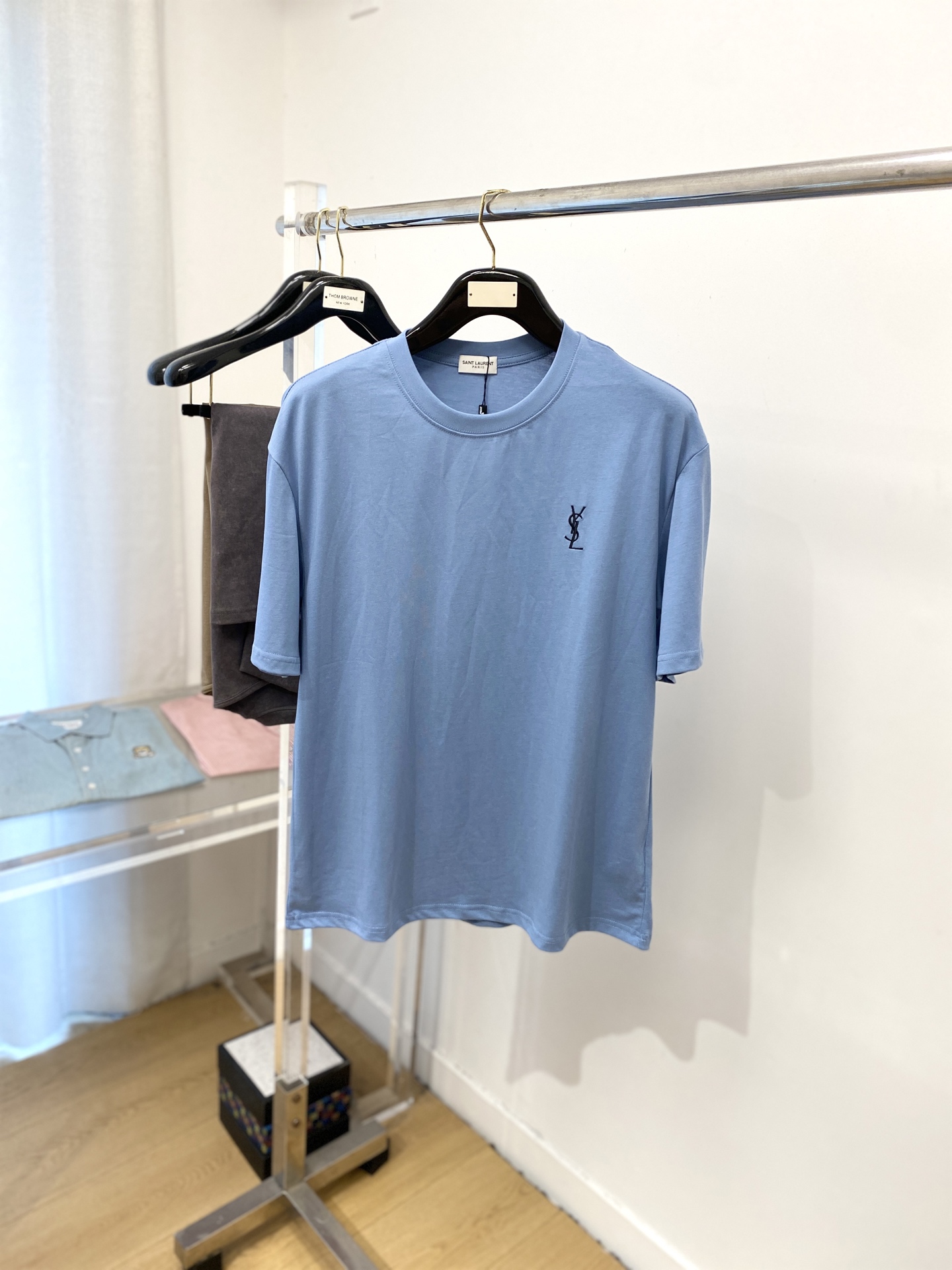 NO:458745,YSL Saint Laurent, 2025 new short-sleeved T-shirt, handsome and fashionable, exquisite embroidered letter logo on the chest, simple and versatile style. Fabric cotton is not only crisp, maintains the trendy silhouette, but also comfortable to wear, and the yarn is more delicate, the number XS-L, saint laurent, saint laurent, T-shirt, tees, t-shirt, alexander wang19860909YSL 圣罗兰、2025新品短袖T恤,帅气时尚,胸前精致刺绣字母logo,简约百搭款.面料棉 不仅挺括,保持潮流的廓形,又穿着舒适,纱织更细腻,码数XS-L,,saint laurent,saint laurent,T-shirt,tees，t-shirt,alexander wang,Men's clothing