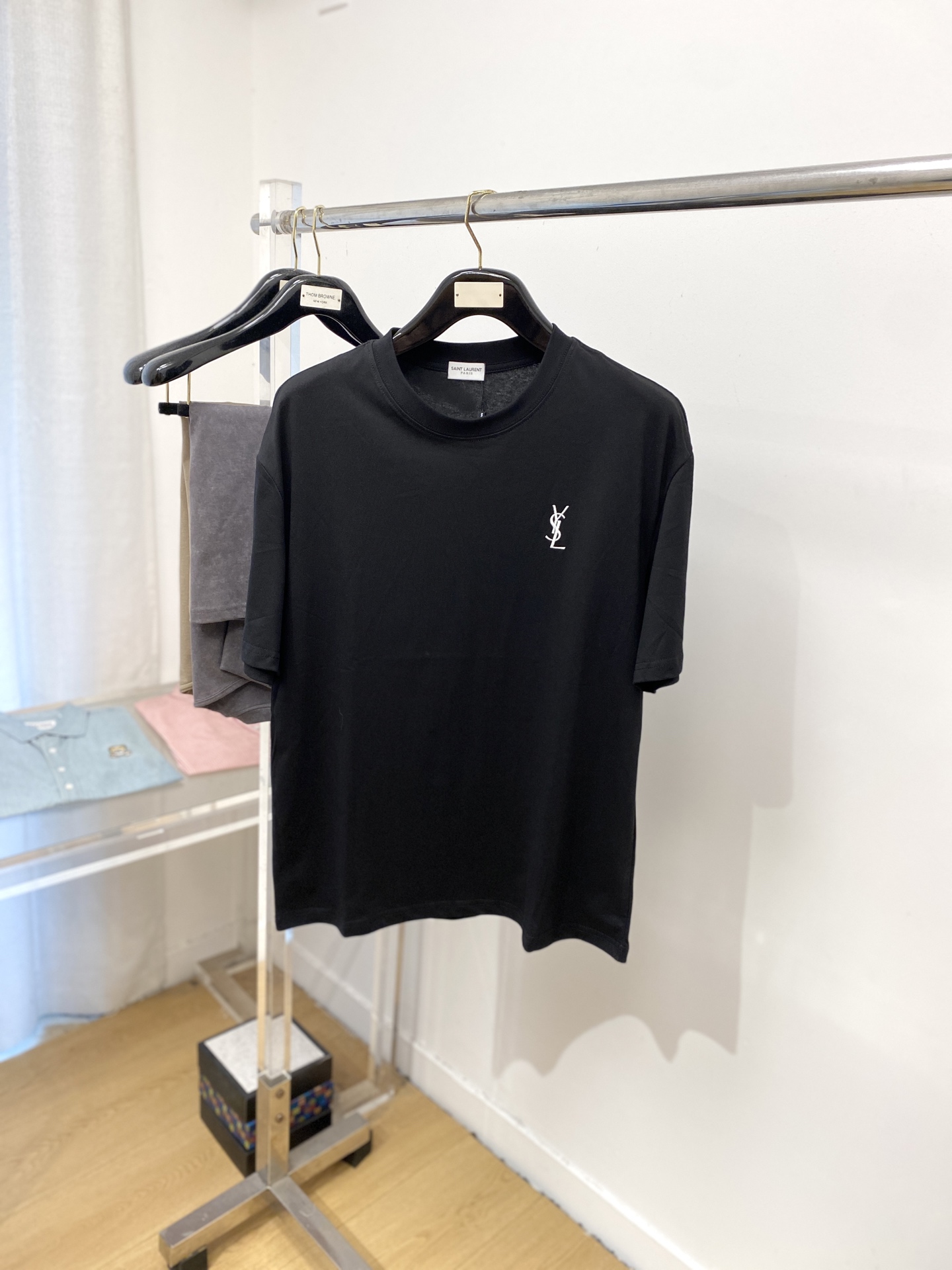 NO:461066,YSL Saint Laurent, 2025 new short-sleeved T-shirt, handsome and fashionable, exquisite embroidered letter logo on the chest, simple and versatile style. Fabric cotton is not only crisp, maintains the trendy silhouette, but also comfortable to wear, and the yarn is more delicate, the number XS-L, saint laurent, saint laurent, T-shirt, tees, t-shirt, alexander wang19860909YSL 圣罗兰、2025新品短袖T恤,帅气时尚,胸前精致刺绣字母logo,简约百搭款.面料棉 不仅挺括,保持潮流的廓形,又穿着舒适,纱织更细腻,码数XS-L,,saint laurent,saint laurent,T-shirt,tees，t-shirt,alexander wang,Men's clothing