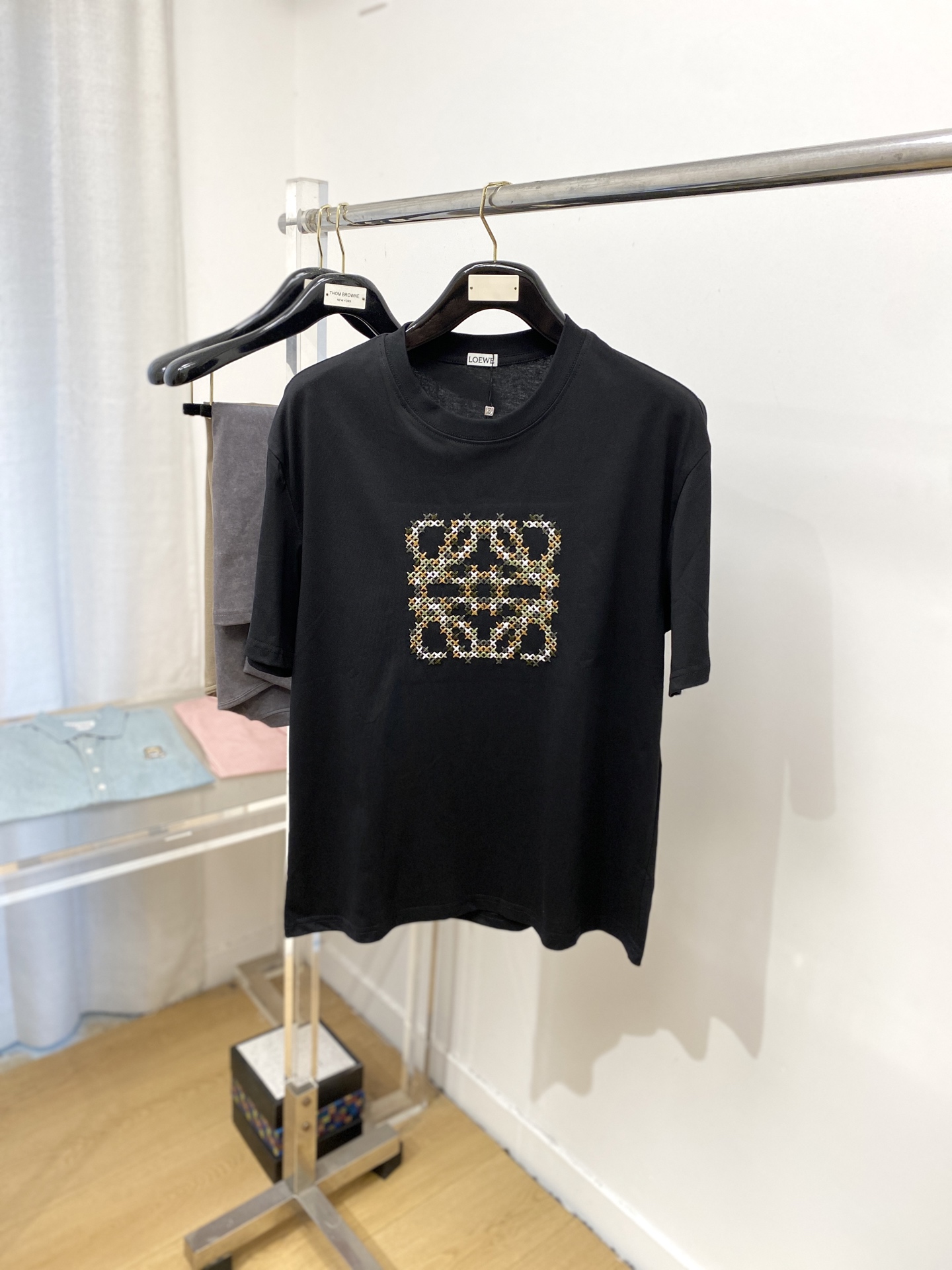 NO:461072,Luo Yiwei, 2025 new short-sleeved T-shirt, handsome and fashionable, exquisite embroidered pattern logo on the chest, simple and versatile style. The fabric cotton is not only crisp, maintains the trendy silhouette, but also comfortable to wear, and the yarn is more delicate, the number XS-L,,loewe, T-shirt,tees, t-shirt,alexander wang19860909罗意威、2025新品短袖T恤,帅气时尚,胸前精致刺绣图案logo,简约百搭款.面料棉 不仅挺括,保持潮流的廓形,又穿着舒适,纱织更细腻,码数XS-L,,loewe,T-shirt,tees，t-shirt,alexander wang,Men's clothing