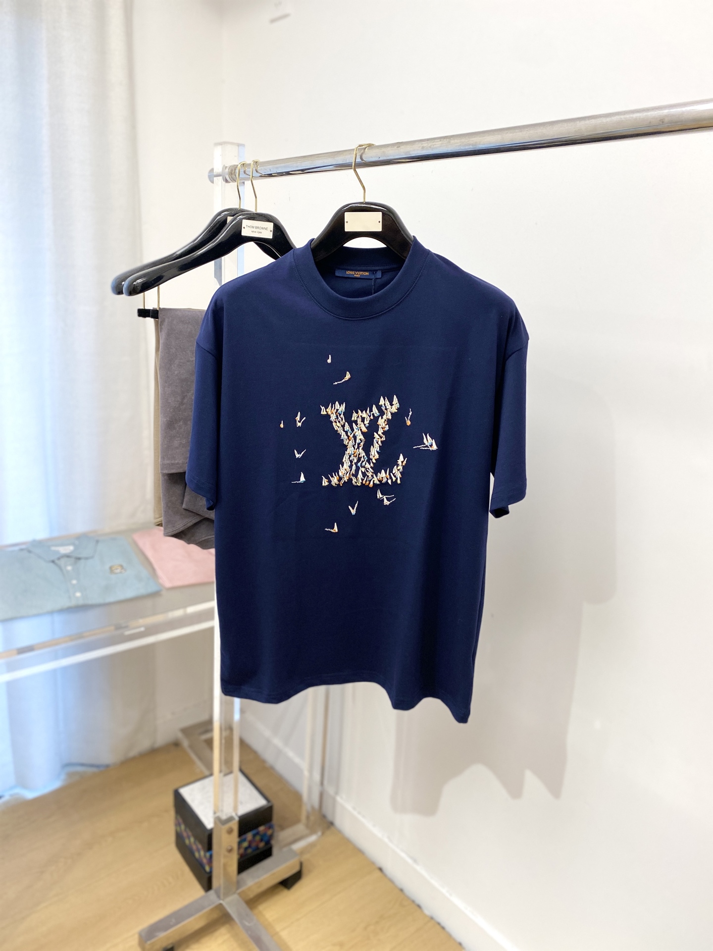 NO:461078,Louis Vuitton, 2025 new short-sleeved T-shirt, handsome and fashionable, exquisite embroidered letter pattern logo on the chest, simple and versatile style. Fabric cotton is not only crisp, maintains the trendy silhouette, but also comfortable to wear, and the yarn is more delicate, the number XS-L,,louis vuitton, T-shirt,tees, t-shirt,alexander wang19860909路易威登、2025新品短袖T恤,帅气时尚,胸前精致刺绣字母图案logo,简约百搭款.面料棉 不仅挺括,保持潮流的廓形,又穿着舒适,纱织更细腻,码数XS-L,,louis vuitton,T-shirt,tees，t-shirt,alexander wang,Men's clothing