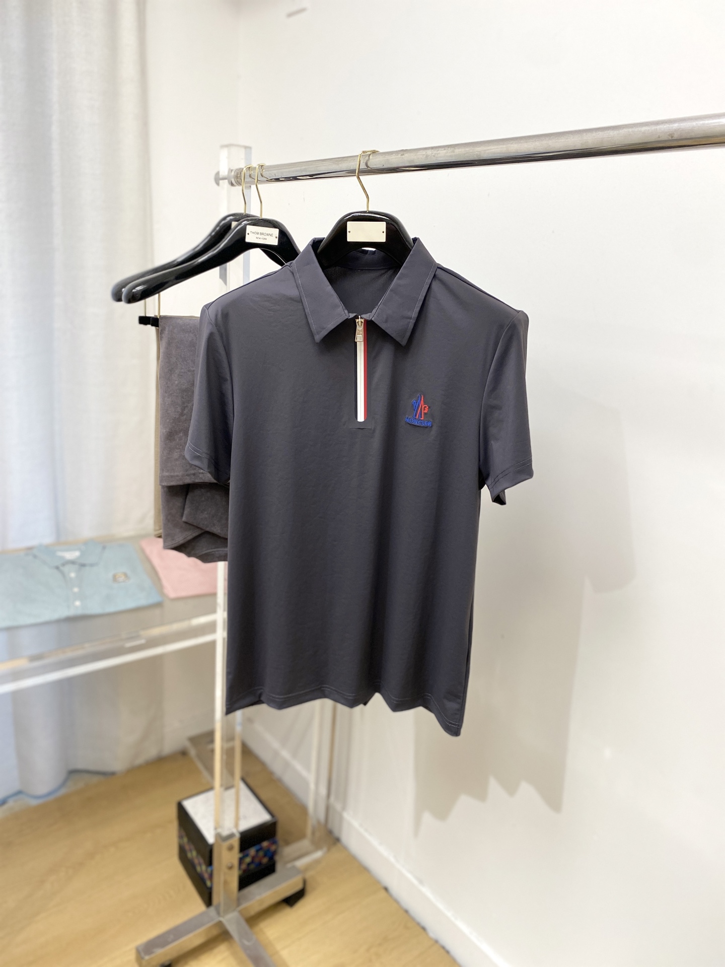 NO:458735,The masked mouth, 2025 new short-sleeved T-shirt, handsome and fashionable, exquisite embroidered letter pattern logo on the chest, simple and versatile style. The fabric cotton is not only crisp, maintains the trendy silhouette, and is also comfortable to wear, and the yarn is more delicate, the number M-3XL, Moncler, T-shirt, tees, t-shirt, alexander wang19860909蒙口、2025新品短袖T恤,帅气时尚,胸前精致刺绣字母图案logo,简约百搭款.面料棉 不仅挺括,保持潮流的廓形,又穿着舒适,纱织更细腻,码数M-3XL,,Moncler,T-shirt,tees，t-shirt,alexander wang,Men's clothing