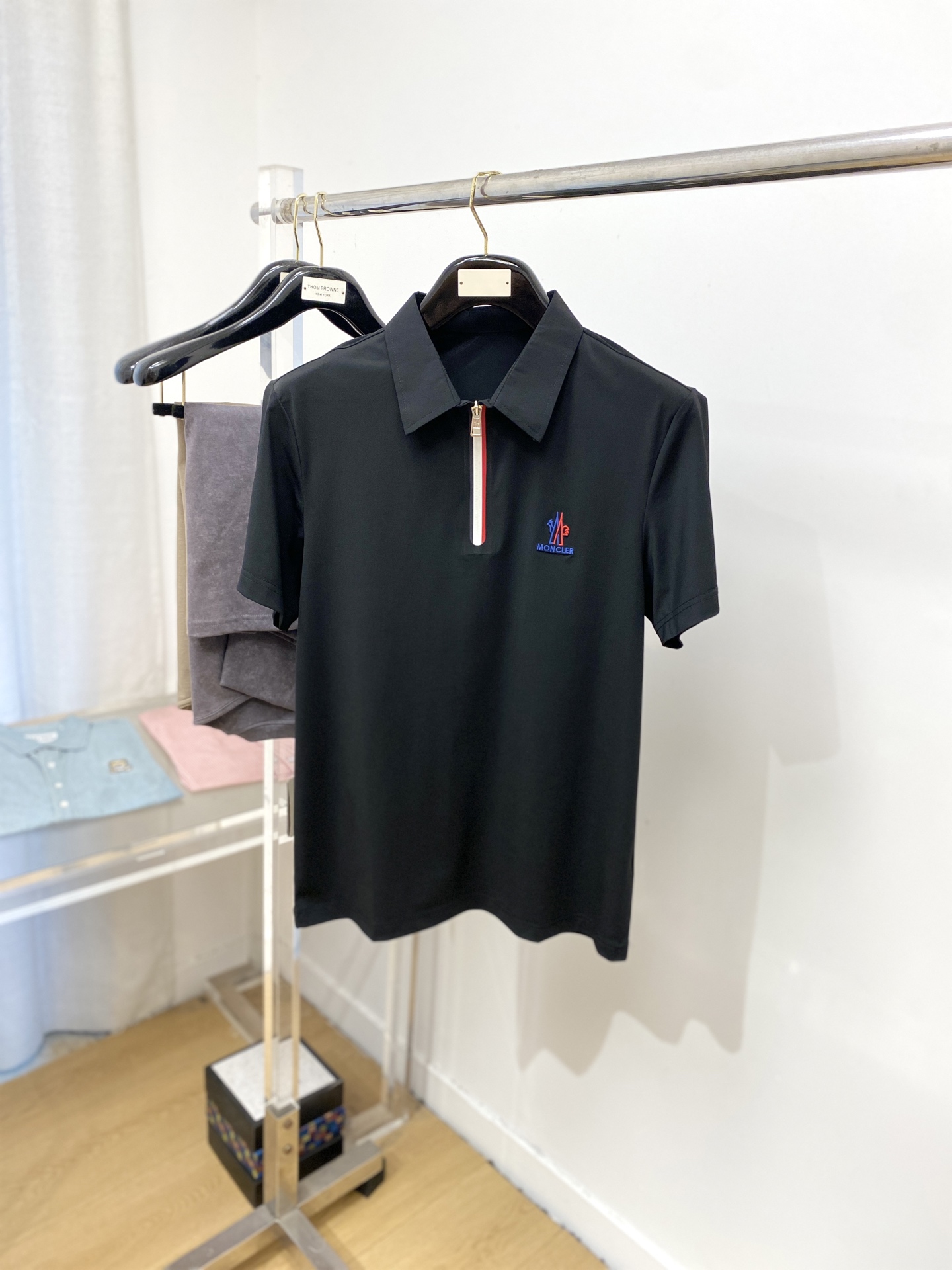 NO:458736,The masked mouth, 2025 new short-sleeved T-shirt, handsome and fashionable, exquisite embroidered letter pattern logo on the chest, simple and versatile style. The fabric cotton is not only crisp, maintains the trendy silhouette, and is also comfortable to wear, and the yarn is more delicate, the number M-3Xl, Moncler, T-shirt, tees, t-shirt, alexander wang19860909蒙口、2025新品短袖T恤,帅气时尚,胸前精致刺绣字母图案logo,简约百搭款.面料棉 不仅挺括,保持潮流的廓形,又穿着舒适,纱织更细腻,码数M-3Xl,,Moncler,T-shirt,tees，t-shirt,alexander wang,Men's clothing