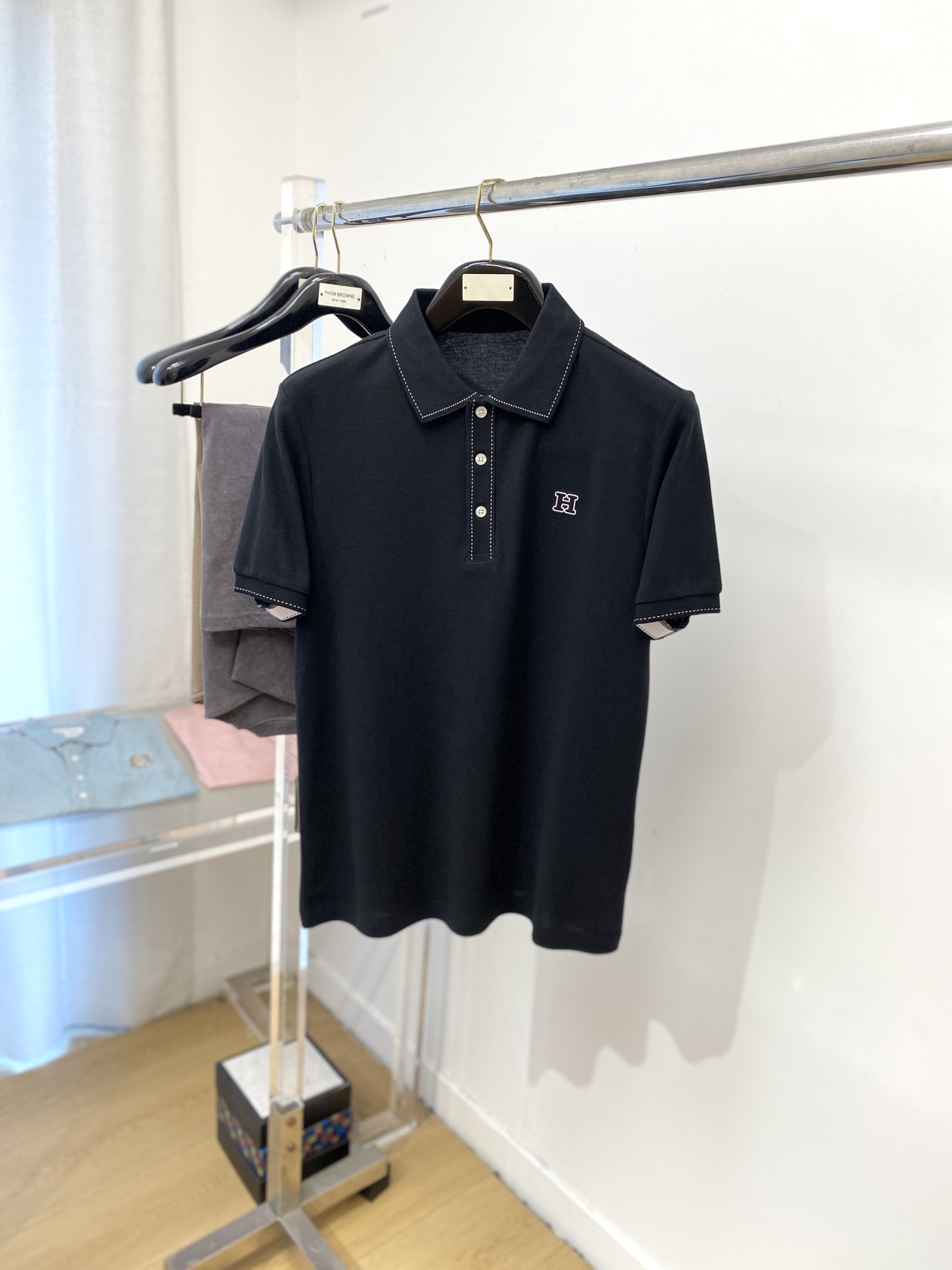 NO:458737,Hermes, 2025 new short-sleeved T-shirt, handsome and fashionable, chest design, bump-printed letter logo, simple and versatile style. Fabric cotton is not only crisp, maintains a fashionable silhouette, but also comfortable to wear, and the yarn is more delicate, the number M-3XL, hermes, T-shirt,tees, t-shirt,alexander wang19860909爱马仕、2025新品短袖T恤,帅气时尚,胸前设计凹凸印胶字母logo,简约百搭款.面料棉 不仅挺括,保持潮流的廓形,又穿着舒适,纱织更细腻,码数M-3XL,,hermes,T-shirt,tees，t-shirt,alexander wang,Men's clothing