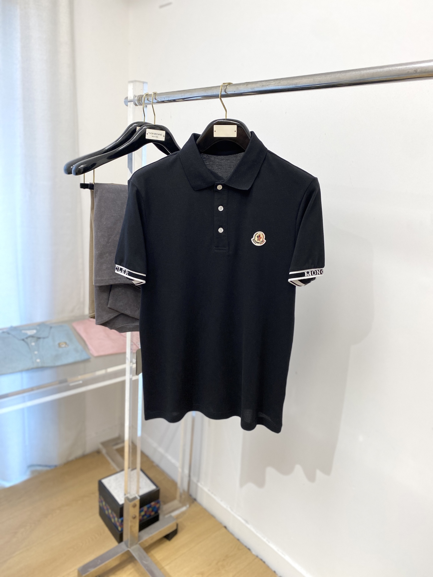 NO:458740,The masked mouth, 2025 new short-sleeved T-shirt, handsome and fashionable, chest embroidered decorative pattern logo, simple and versatile style. The fabric cotton is not only crisp, maintains the trendy silhouette, but also comfortable to wear, and the yarn is more delicate, the number M-3XL, Moncler, T-shirt, tees, t-shirt, alexander wang19860909蒙口、2025新品短袖T恤,帅气时尚,胸前刺绣装饰图案logo,简约百搭款.面料棉 不仅挺括,保持潮流的廓形,又穿着舒适,纱织更细腻,码数M-3XL,,Moncler,T-shirt,tees，t-shirt,alexander wang,Men's clothing