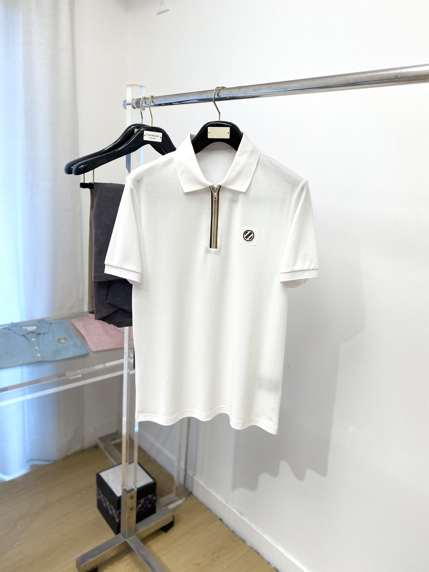 NO:458743,Zenia, 2025 new short-sleeved T-shirt, handsome and fashionable, with bump-printed sticker logo on the chest, simple and versatile style. Fabric cotton is not only crisp, maintains a fashionable silhouette, but also comfortable to wear, and the yarn is more delicate, the number M-3XL, zegna, T-shirt,tees, t-shirt,alexander wang19860909杰尼亚、2025新品短袖T恤,帅气时尚,胸前凹凸印胶字母logo,简约百搭款.面料棉 不仅挺括,保持潮流的廓形,又穿着舒适,纱织更细腻,码数M-3XL,,zegna,T-shirt,tees，t-shirt,alexander wang,Men's clothing