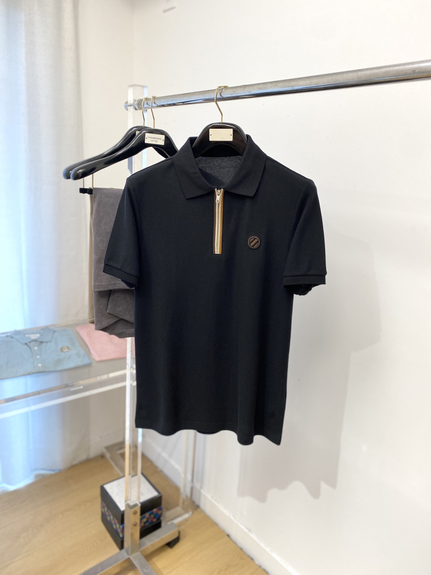 NO:458749,Zenia, 2025 new short-sleeved T-shirt, handsome and fashionable, with bump-printed sticker logo on the chest, simple and versatile style. Fabric cotton is not only crisp, maintains a fashionable silhouette, but also comfortable to wear, and the yarn is more delicate, the number M-3XL, zegna, T-shirt,tees, t-shirt,alexander wang19860909杰尼亚、2025新品短袖T恤,帅气时尚,胸前凹凸印胶字母logo,简约百搭款.面料棉 不仅挺括,保持潮流的廓形,又穿着舒适,纱织更细腻,码数M-3XL,,zegna,T-shirt,tees，t-shirt,alexander wang,Men's clothing