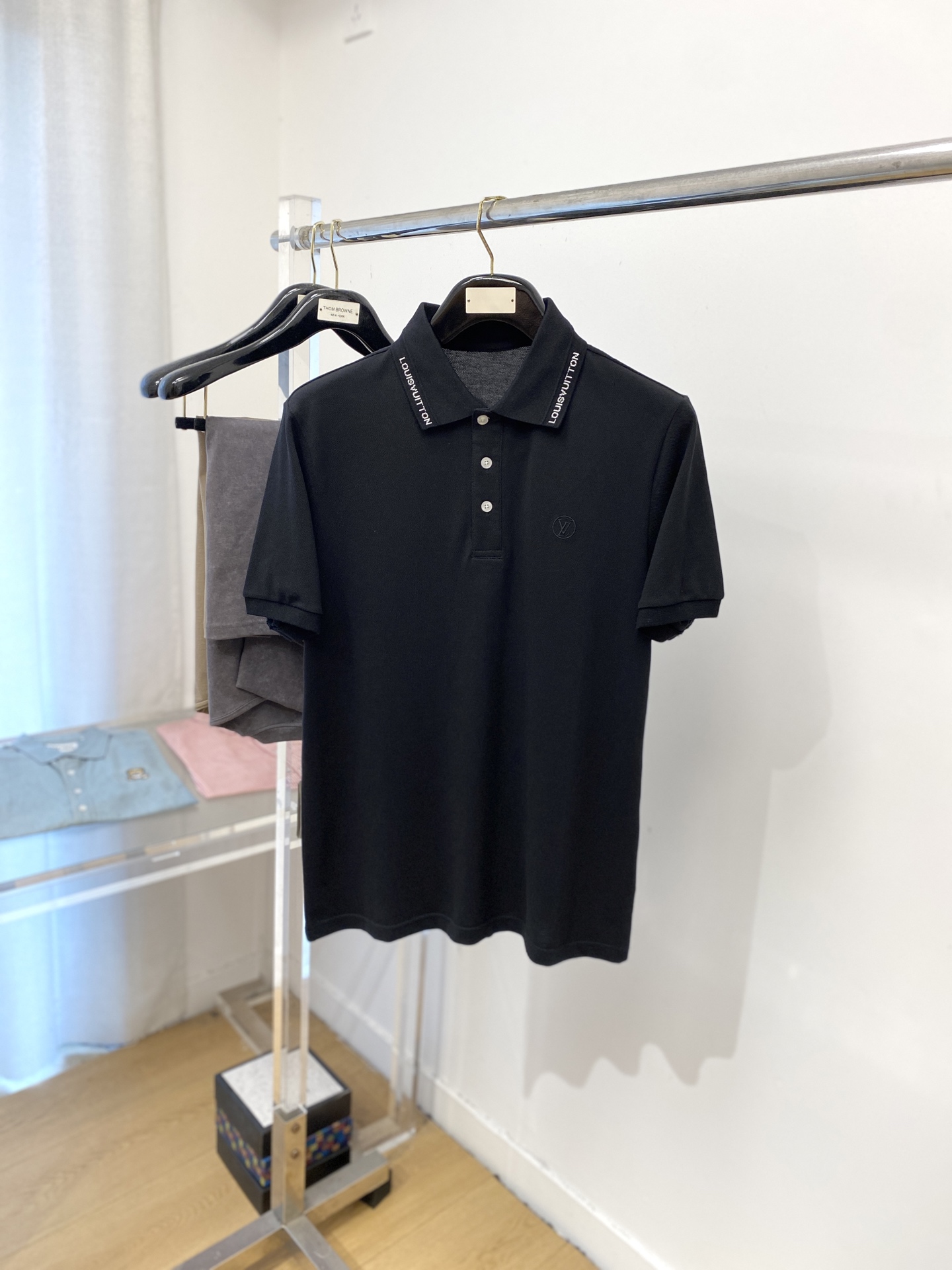 NO:458752,Louis Vuitton, 2025 new short-sleeved T-shirt, handsome and fashionable, exquisite embroidered letter logo on the chest, simple and versatile style. Fabric cotton is not only crisp, maintains the trendy silhouette, and is also comfortable to wear, and the yarn is more delicate, the number M-3XL, louis vuitton, T-shirt, tees, t-shirt, alexander wang19860909路易威登、2025新品短袖T恤,帅气时尚,胸前精致刺绣字母logo,简约百搭款.面料棉 不仅挺括,保持潮流的廓形,又穿着舒适,纱织更细腻,码数M-3XL,,louis vuitton,T-shirt,tees，t-shirt,alexander wang,Men's clothing