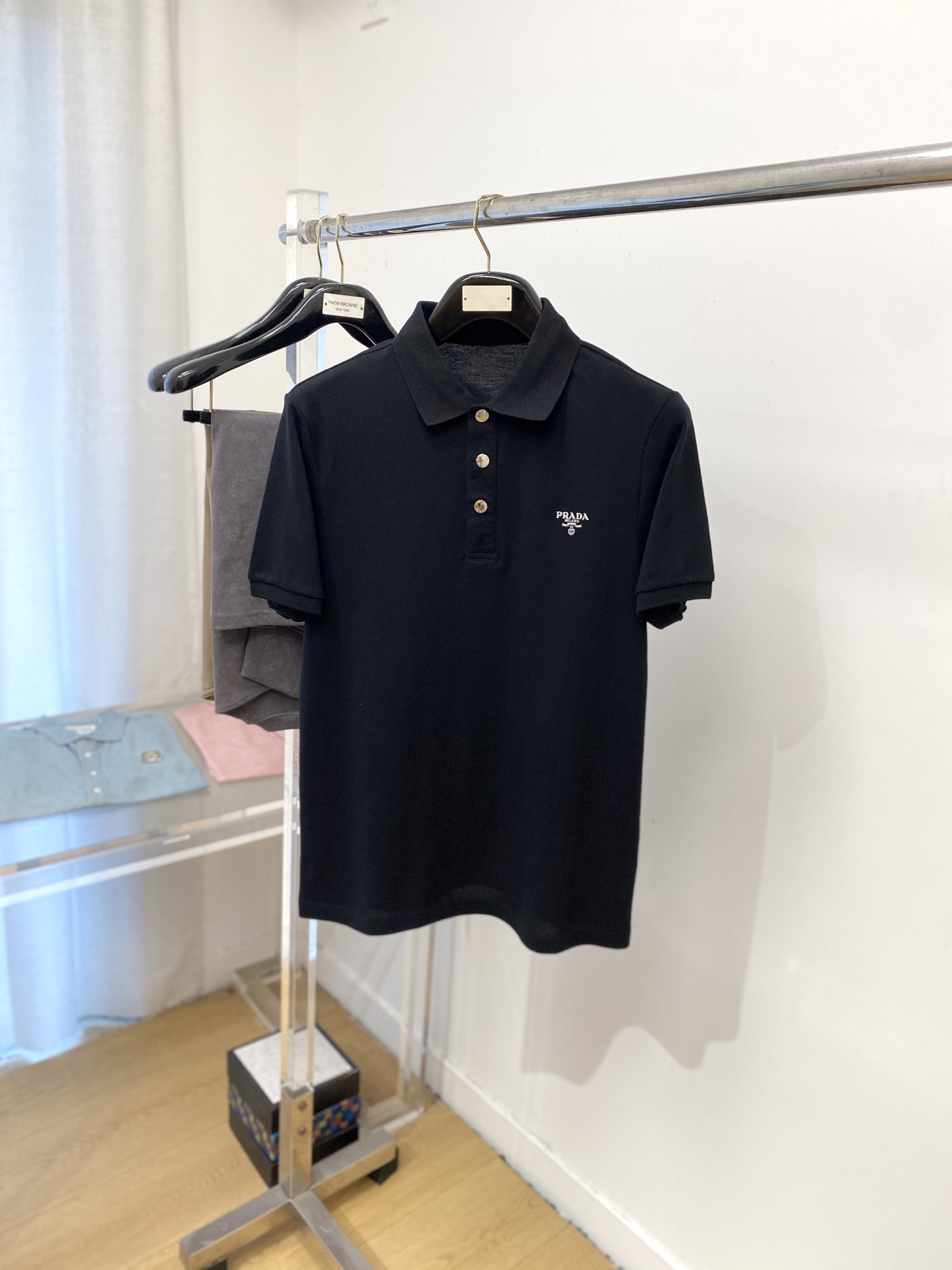 NO:458758,Prada, 2025 new short-sleeved T-shirt, handsome and fashionable, exquisite embroidered letter pattern logo on the chest, simple and versatile style. The fabric cotton is not only crisp, maintains the trendy silhouette, but also comfortable to wear, and the yarn is more delicate, the number M-3XL, prada, T-shirt,tees, t-shirt,alexander wang19860909普拉达、2025新品短袖T恤,帅气时尚,胸前精致刺绣字母图案logo,简约百搭款.面料棉 不仅挺括,保持潮流的廓形,又穿着舒适,纱织更细腻,码数M-3XL,,prada,T-shirt,tees，t-shirt,alexander wang,Men's clothing