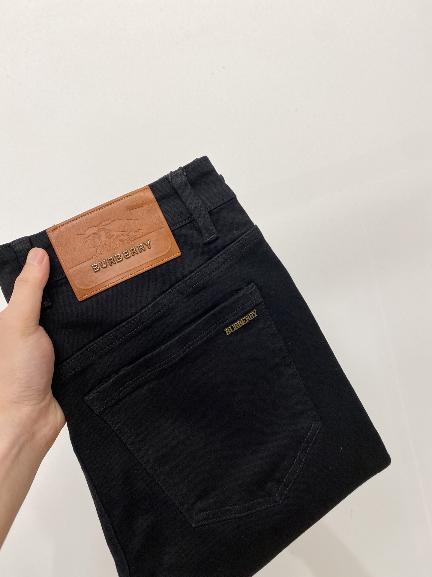 NO:458738,Burberry, 2025 latest products, special counters are available at the same time, original singles, washable casual jeans, imported original washable elastic fabric, comfortable and elastic, original hardware and auxiliary decorative logo, super positive style, extremely high grade, counter quality, fashionable and stylish upper body, 29-38, burberry, jeans, alexander wang19860909巴宝莉、2025最新品,专柜同步有售,原单狠货,水洗休闲牛仔裤,进口原版水洗弹力面料,舒适有弹性,原版五金辅料装饰logo,版型超正,档次极高,专柜品质,上身时尚有型,码数29-38,,burberry,jeans,alexander wang,Men's clothing