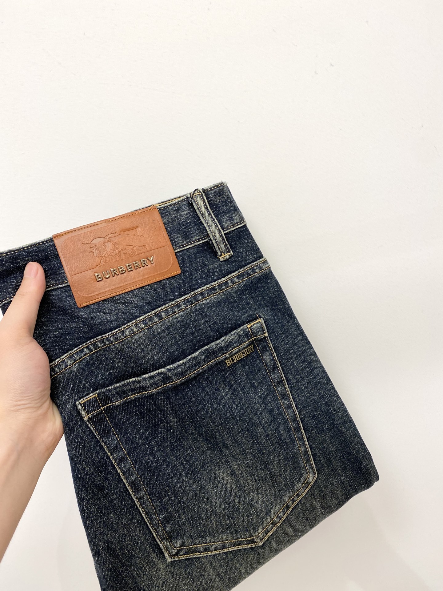 NO:458759,Burberry, 2025 latest products, special counters are available at the same time, original singles, washable casual jeans, imported original washable elastic fabric, comfortable and elastic, original hardware and auxiliary decorative logo, super positive style, extremely high grade, counter quality, fashionable and stylish upper body, 29-38, burberry, jeans, alexander wang19860909巴宝莉、2025最新品,专柜同步有售,原单狠货,水洗休闲牛仔裤,进口原版水洗弹力面料,舒适有弹性,原版五金辅料装饰logo,版型超正,档次极高,专柜品质,上身时尚有型,码数29-38,,burberry,jeans,alexander wang,Men's clothing