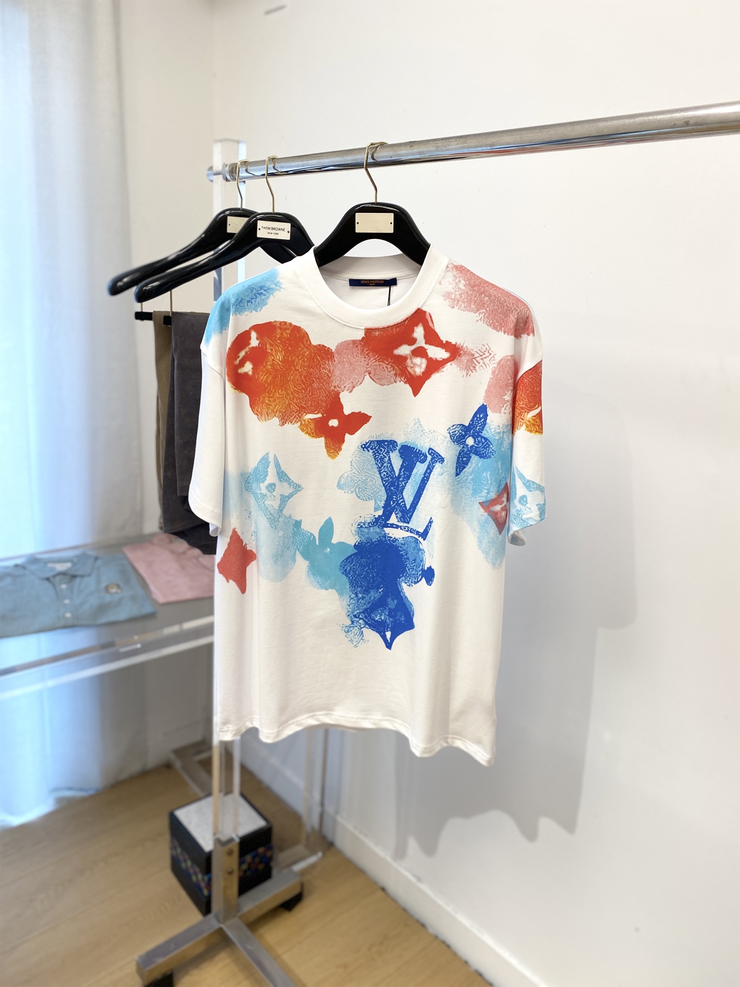 NO:461038,Louis Vuitton, 2025 new short-sleeved T-shirt, handsome and fashionable, top-quality printed letter pattern logo on the chest, simple and versatile. Fabric cotton is not only crisp, maintains the trendy silhouette, but also comfortable to wear, and the yarn is more delicate, the number XS-L,,louis vuitton, T-shirt,tees, t-shirt,alexander wang19860909路易威登、2025新品短袖T恤,帅气时尚,胸前精顶级印花字母图案logo,简约百搭款.面料棉 不仅挺括,保持潮流的廓形,又穿着舒适,纱织更细腻,码数XS-L,,louis vuitton,T-shirt,tees，t-shirt,alexander wang,Men's clothing