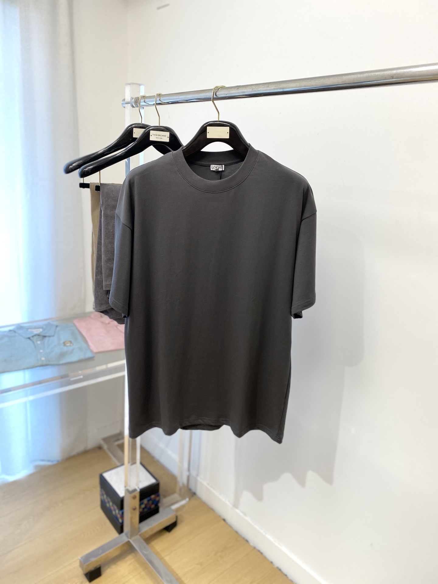 NO:461093,Luo Yiwei, 2025 new short-sleeved T-shirt, handsome and fashionable, exquisite embroidered pattern logo with cuffs, simple and versatile style. Fabric cotton is not only crisp, maintains a fashionable silhouette, but also comfortable to wear, and the yarn is more delicate, the number of codes XS-L,,loewe, T-shirt,tees, t-shirt,alexander wang19860909罗意威、2025新品短袖T恤,帅气时尚,袖口精致刺绣图案logo,简约百搭款.面料棉 不仅挺括,保持潮流的廓形,又穿着舒适,纱织更细腻,码数XS-L,,loewe,T-shirt,tees，t-shirt,alexander wang,Men's clothing