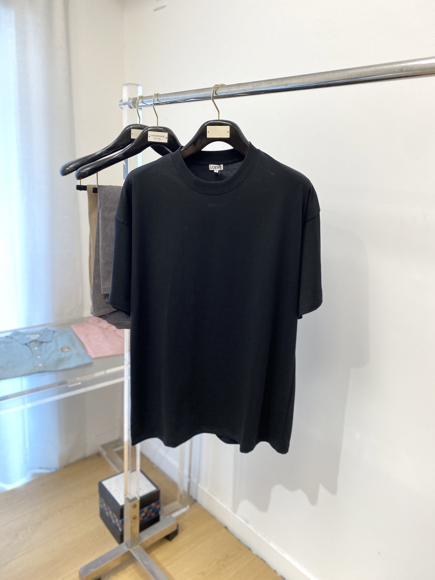 NO:458780,Luo Yiwei, 2025 new short-sleeved T-shirt, handsome and fashionable, exquisite embroidered pattern logo with cuffs, simple and versatile style. Fabric cotton is not only crisp, maintains a fashionable silhouette, but also comfortable to wear, and the yarn is more delicate, the number of codes XS-L,,loewe, T-shirt,tees, t-shirt,alexander wang19860909罗意威、2025新品短袖T恤,帅气时尚,袖口精致刺绣图案logo,简约百搭款.面料棉 不仅挺括,保持潮流的廓形,又穿着舒适,纱织更细腻,码数XS-L,,loewe,T-shirt,tees，t-shirt,alexander wang,Men's clothing