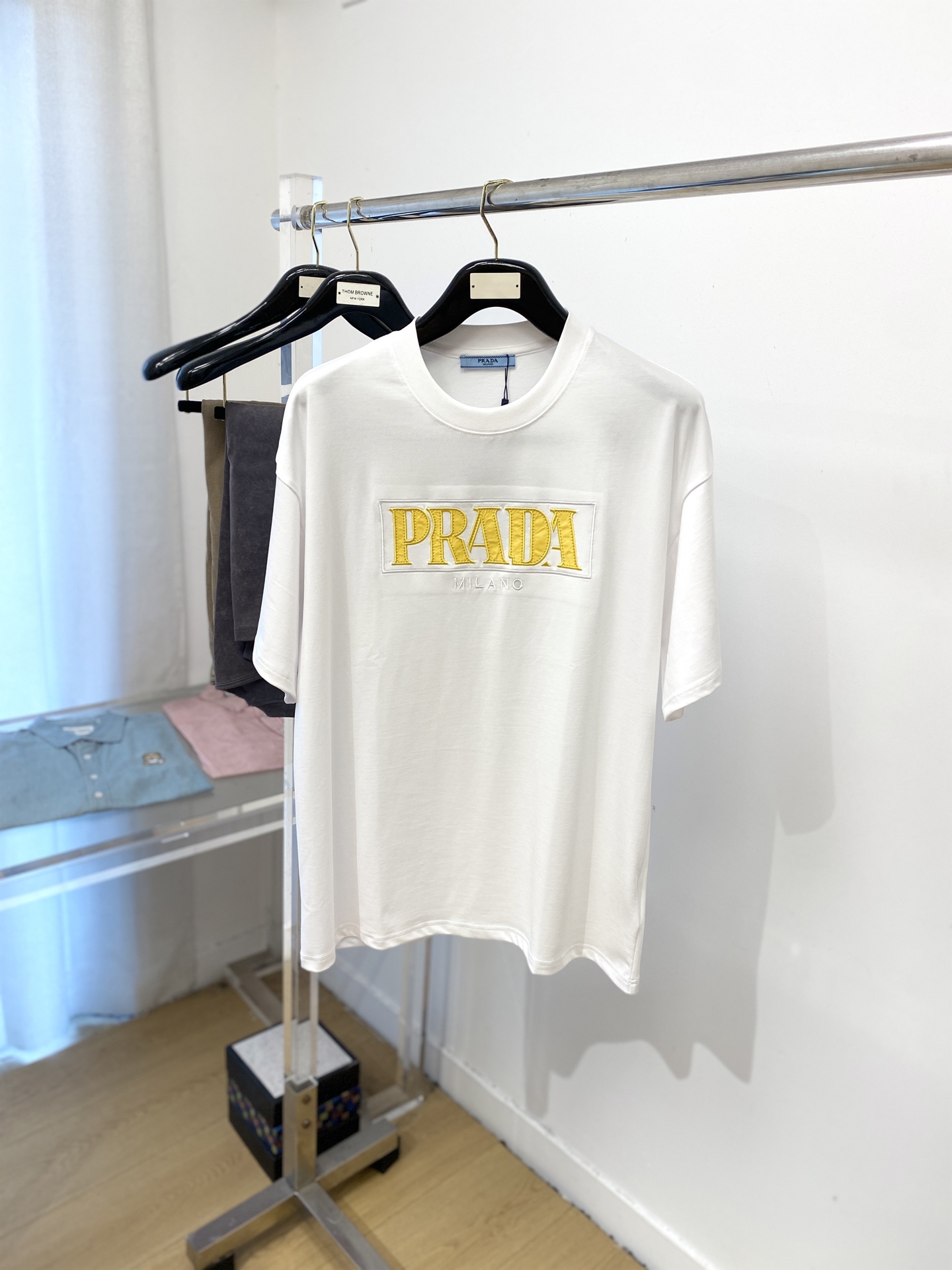 NO:461089,Prada, 2025 new short-sleeved T-shirt, handsome and fashionable, exquisite embroidered letter logo on the chest, simple and versatile style. The fabric cotton is not only crisp, maintains the trendy silhouette, but also comfortable to wear, and the yarn is more delicate, the number of codes XS-L, prada, T-shirt, tees, t-shirt, alexander wang19860909普拉达、2025新品短袖T恤,帅气时尚,胸前精致刺绣字母logo,简约百搭款.面料棉 不仅挺括,保持潮流的廓形,又穿着舒适,纱织更细腻,码数XS-L,,prada,T-shirt,tees，t-shirt,alexander wang,Men's clothing