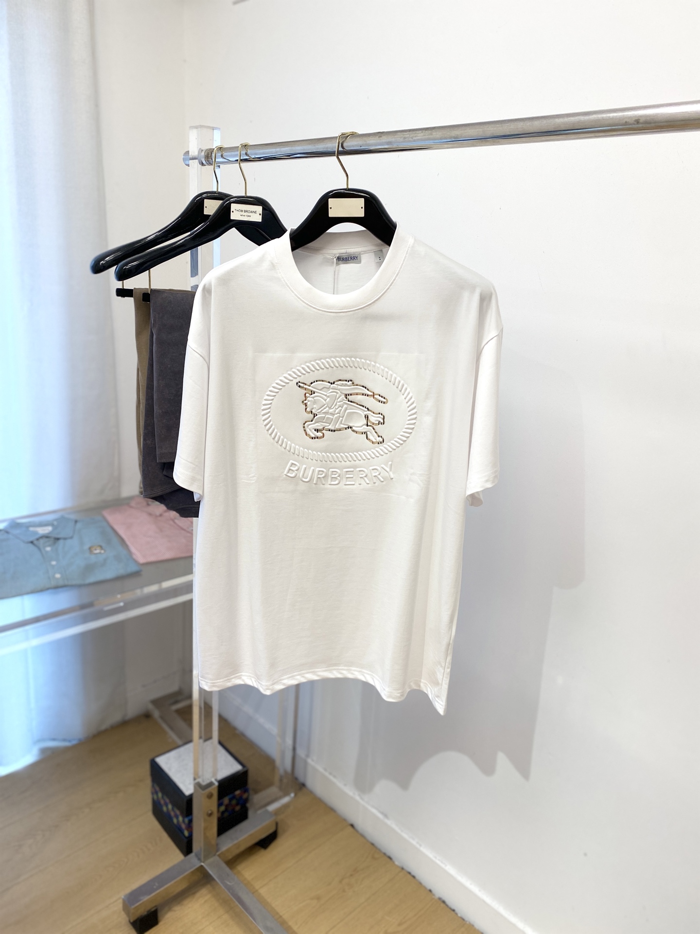 NO:461084,Burberry, 2025 new short-sleeved T-shirt, handsome and fashionable, top-grade concave and embossed glue pattern letter logo on the chest, simple and versatile style. Fabric cotton is not only crisp, maintains a fashionable silhouette, but also comfortable to wear, and the yarn is more delicate, the number of codes XS-L, burberry, T-shirt, tees, t-shirt, alexander wang19860909巴宝莉、2025新品短袖T恤,帅气时尚,胸前顶级凹凸印胶图案字母logo,简约百搭款.面料棉 不仅挺括,保持潮流的廓形,又穿着舒适,纱织更细腻,码数XS-L,,burberry,T-shirt,tees，t-shirt,alexander wang,Men's clothing