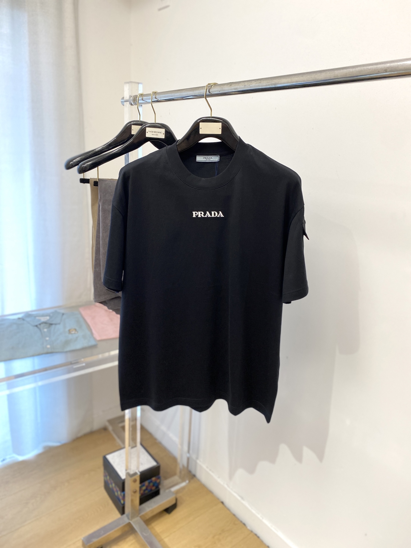 NO:458778,Prada, 2025 new short-sleeved T-shirt, handsome and fashionable, exquisite embroidered letter logo on the chest, simple and versatile style. The fabric cotton is not only crisp, maintains the trendy silhouette, but also comfortable to wear, and the yarn is more delicate, the number M-3XL, prada, T-shirt,tees, t-shirt,alexander wang19860909普拉达、2025新品短袖T恤,帅气时尚,胸口精致刺绣字母logo,简约百搭款.面料棉 不仅挺括,保持潮流的廓形,又穿着舒适,纱织更细腻,码数M-3XL,,prada,T-shirt,tees，t-shirt,alexander wang,Men's clothing