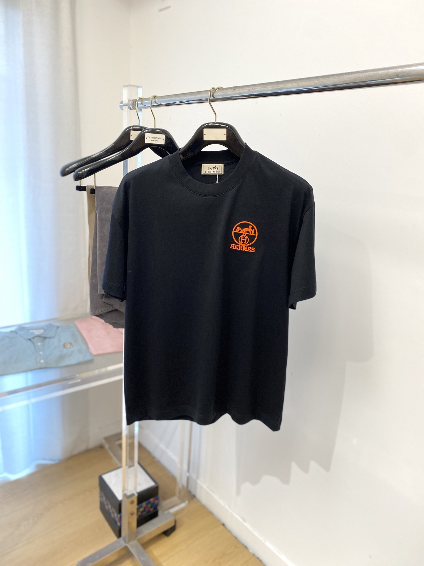 NO:458776,Hermes, 2025 new short-sleeved T-shirt, handsome and fashionable, exquisite embroidered pattern letter logo on the chest, simple and versatile style. Fabric cotton is not only crisp, maintains a fashionable silhouette, but also comfortable to wear, and the yarn is more delicate, the number M-3XL, hermes, T-shirt,tees, t-shirt,alexander wang19860909爱马仕、2025新品短袖T恤,帅气时尚,胸前精致刺绣图案字母logo,简约百搭款.面料棉 不仅挺括,保持潮流的廓形,又穿着舒适,纱织更细腻,码数M-3XL,,hermes,T-shirt,tees，t-shirt,alexander wang,Men's clothing