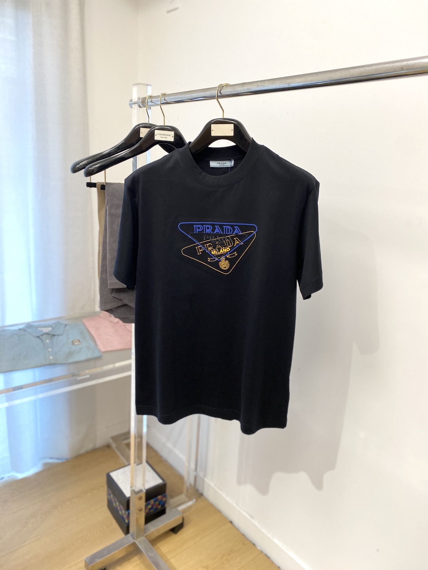 NO:458774,Prada, 2025 new short-sleeved T-shirt, handsome and fashionable, exquisite embroidered pattern letter logo on the chest, simple and versatile style. The fabric cotton is not only crisp, maintains the trendy silhouette, and is also comfortable to wear, and the yarn is more delicate, the number M-3XL, prada, T-shirt,tees, t-shirt,alexander wang19860909普拉达、2025新品短袖T恤,帅气时尚,胸前精致刺绣图案字母logo,简约百搭款.面料棉 不仅挺括,保持潮流的廓形,又穿着舒适,纱织更细腻,码数M-3XL,,prada,T-shirt,tees，t-shirt,alexander wang,Men's clothing