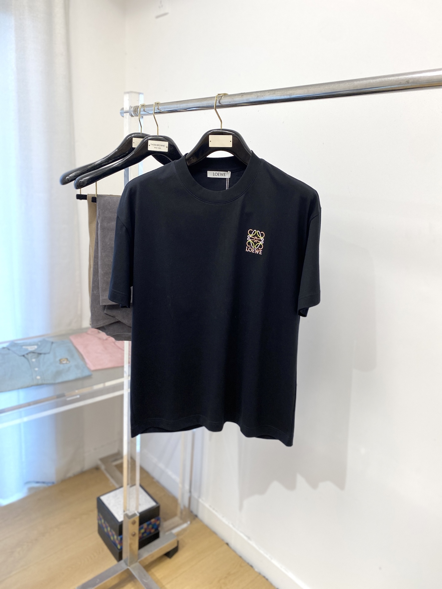 NO:458772,Luo Yiwei, 2025 new short-sleeved T-shirt, handsome and fashionable, exquisite embroidered pattern letter logo on the chest, simple and versatile style. The fabric cotton is not only crisp, maintains the trendy silhouette, but also comfortable to wear, and the yarn is more delicate, the number M-3XL, loewe, T-shirt,tees, t-shirt,alexander wang19860909罗意威、2025新品短袖T恤,帅气时尚,胸前精致刺绣图案字母logo,简约百搭款.面料棉 不仅挺括,保持潮流的廓形,又穿着舒适,纱织更细腻,码数M-3XL,,loewe,T-shirt,tees，t-shirt,alexander wang,Men's clothing