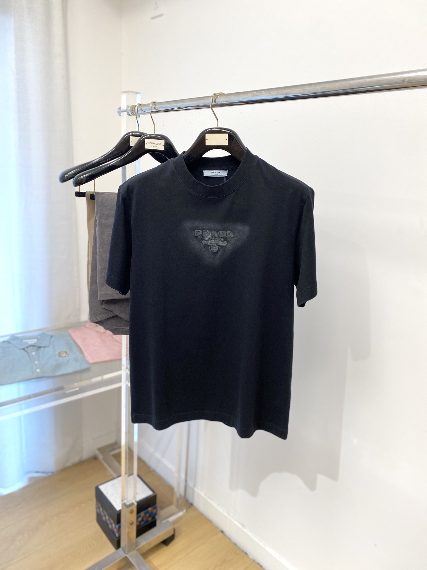 NO:458770,Prada, 2025 new short-sleeved T-shirt, handsome and fashionable, exquisite embroidered letter logo on the chest, simple and versatile style. The fabric cotton is not only crisp, maintains the trendy silhouette, but also comfortable to wear, and the yarn is more delicate, the number M-3XL, prada, T-shirt,tees, t-shirt,alexander wang19860909普拉达、2025新品短袖T恤,帅气时尚,胸口精致刺绣字母logo,简约百搭款.面料棉 不仅挺括,保持潮流的廓形,又穿着舒适,纱织更细腻,码数M-3XL,,prada,T-shirt,tees，t-shirt,alexander wang,Men's clothing