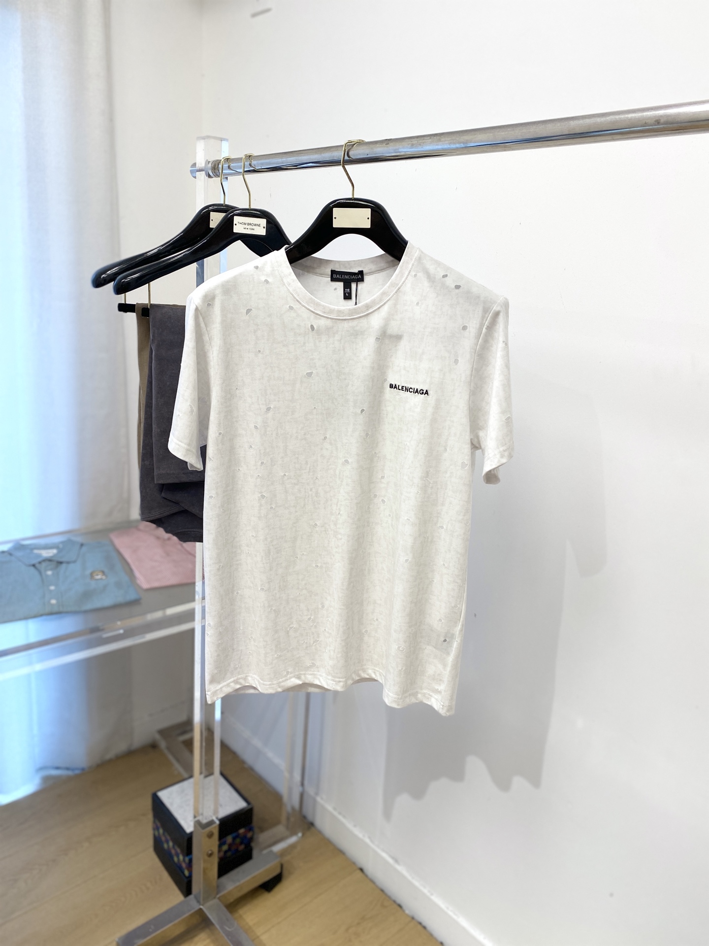 NO:458748,Balenciaga, 2025 new short-sleeved T-shirt, handsome and fashionable, exquisite embroidered letter logo on the chest, simple and versatile style. Fabric cotton is not only crisp, maintains the trendy silhouette, but also comfortable to wear, and the yarn is more delicate, S-XXL, balenciaga, T-shirt, tees, t-shirt, alexander wang19860909巴黎世家、2025新品短袖T恤,帅气时尚,胸前精致刺绣字母logo,简约百搭款.面料棉 不仅挺括,保持潮流的廓形,又穿着舒适,纱织更细腻,码数S-XXL,,balenciaga,T-shirt,tees，t-shirt,alexander wang,Men's clothing