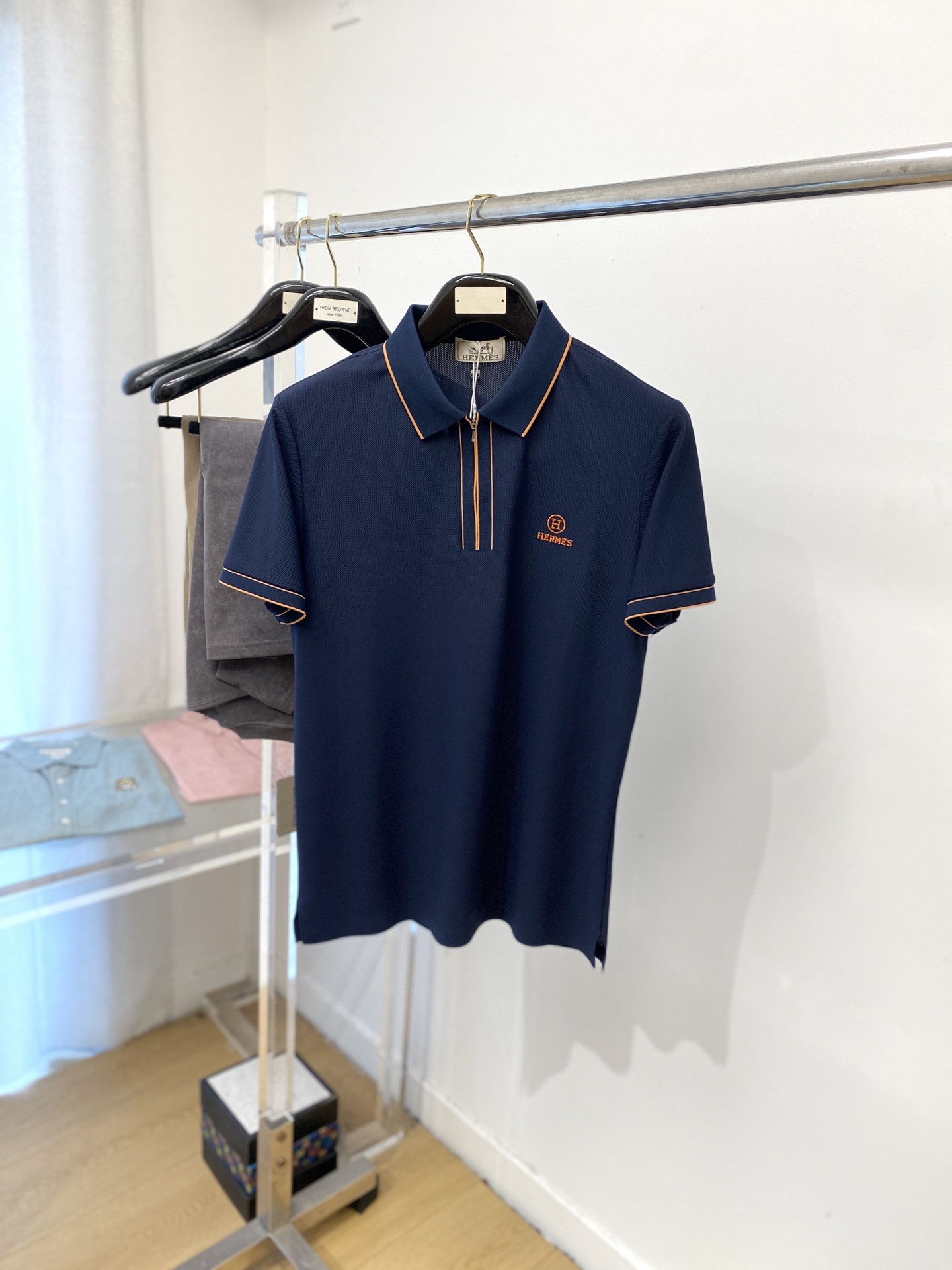 NO:458760,Hermes, 2025 new short-sleeved T-shirt, handsome and fashionable, exquisite embroidered letter logo on the chest, simple and versatile style. The fabric cotton is not only crisp, maintains the trendy silhouette, but also comfortable to wear, and the yarn is more delicate, the number M-3XL, hermes, T-shirt,tees, t-shirt,alexander wang19860909爱马仕、2025新品短袖T恤,帅气时尚,胸前精致刺绣字母logo,简约百搭款.面料棉 不仅挺括,保持潮流的廓形,又穿着舒适,纱织更细腻,码数M-3XL,,hermes,T-shirt,tees，t-shirt,alexander wang,Men's clothing